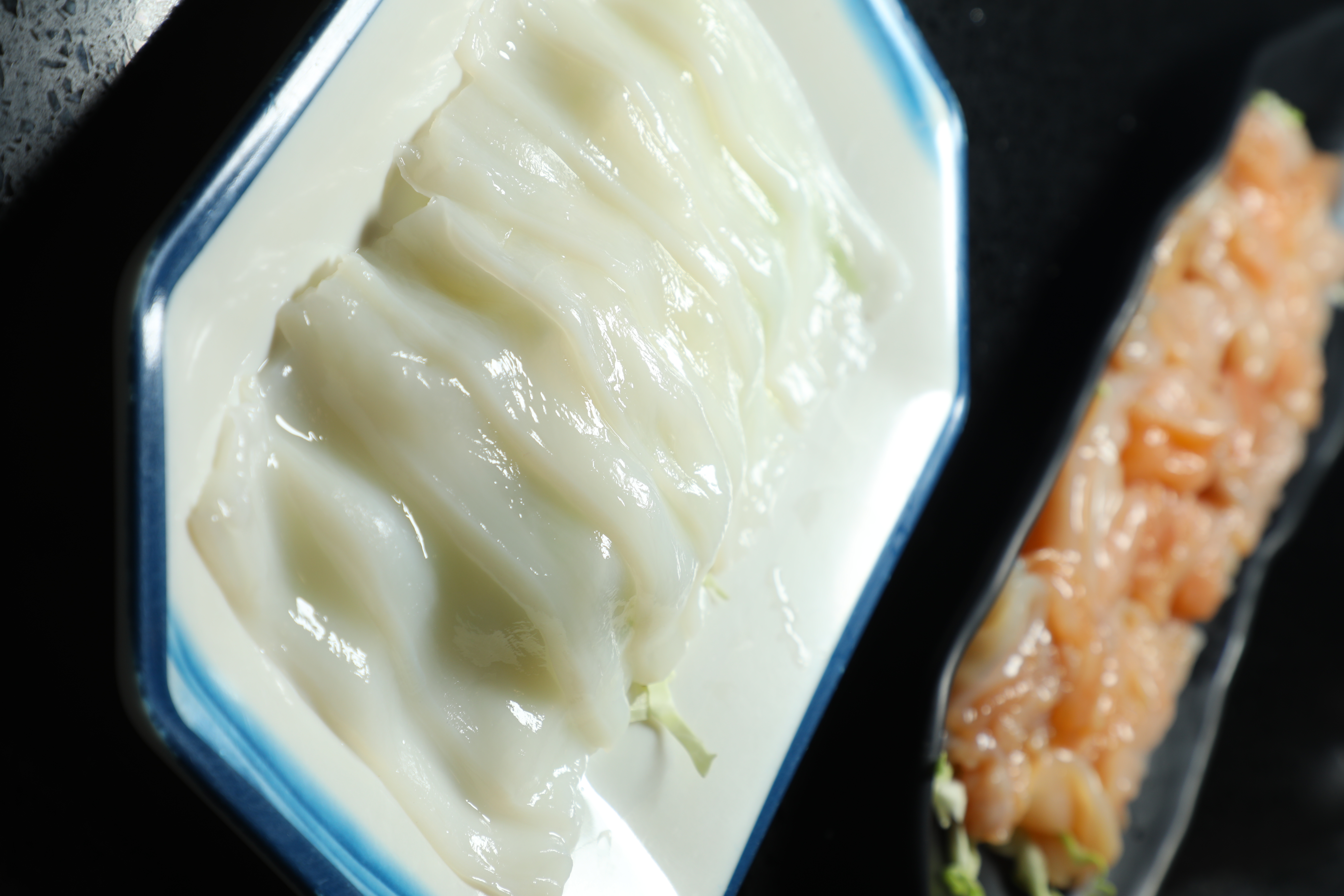 厚福館的強項是海鮮，「新鮮花枝片」（前，港幣58元／份）與「鮮甜桂花蚌」（後，港幣128元／份）都軟嫩甘美。