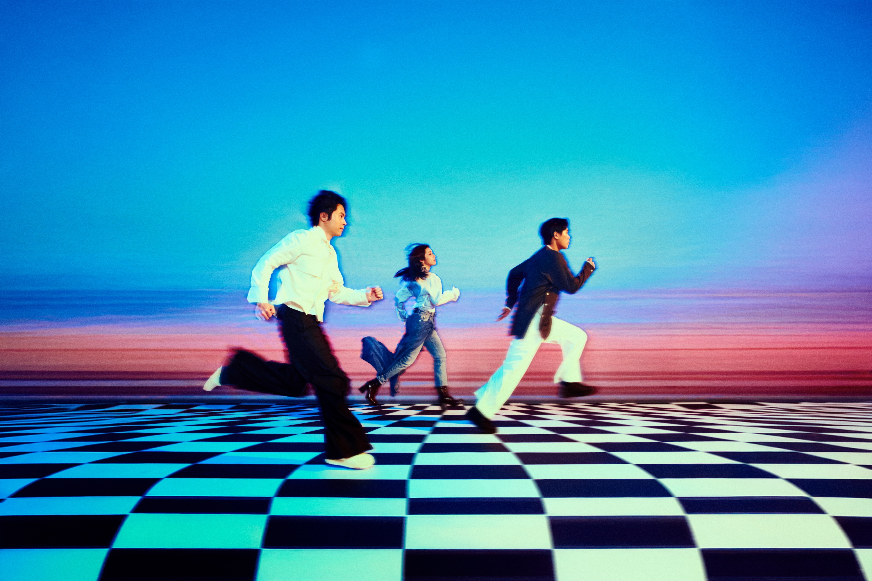 告五人狂奔進入異想世界，在黑白格上踩出傻瓜精神夢想之路。（相信音樂提供）