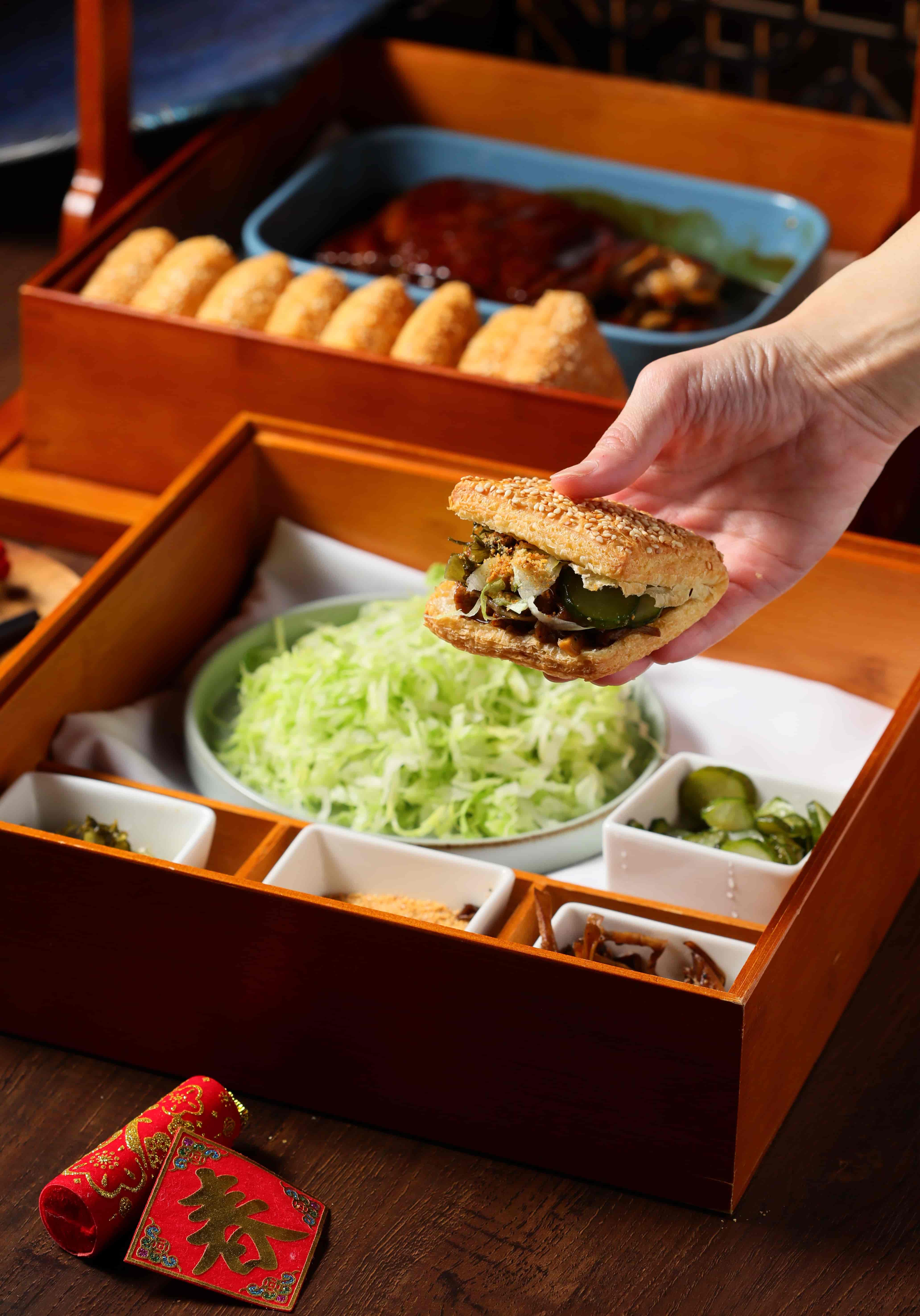 「外國和尚會念經」，以丹麥酥餅包夾滷後炸、燉，去骨軟嫩的肋排與香菜、花生粉等配料，猶如西式版本的割包。（977元／份）
