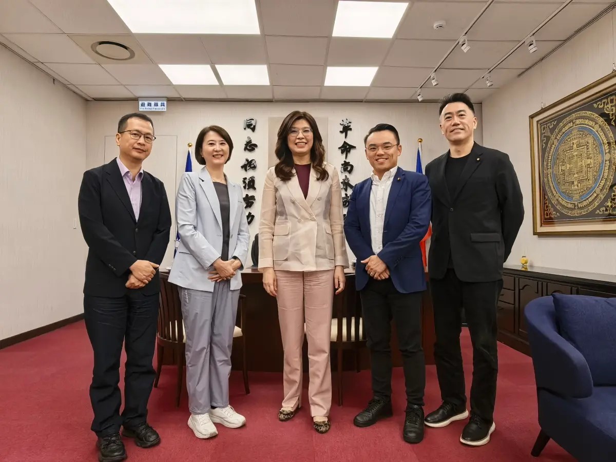 國民黨團前後任書記長26日下午前往拜會黨主席鄭麗文。（國民黨團提供）