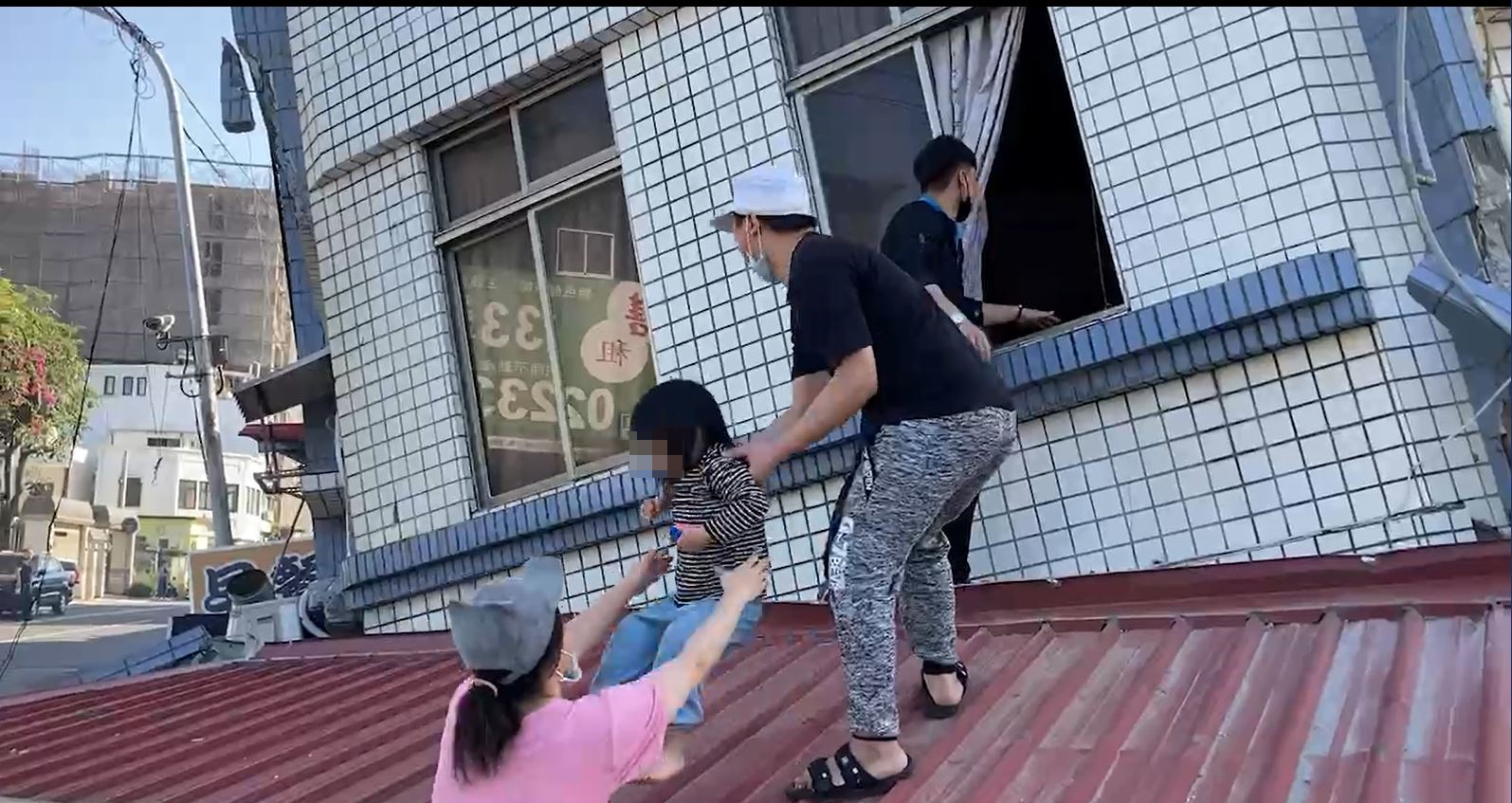 民眾救出驚魂未定的孩童。（讀者提供）