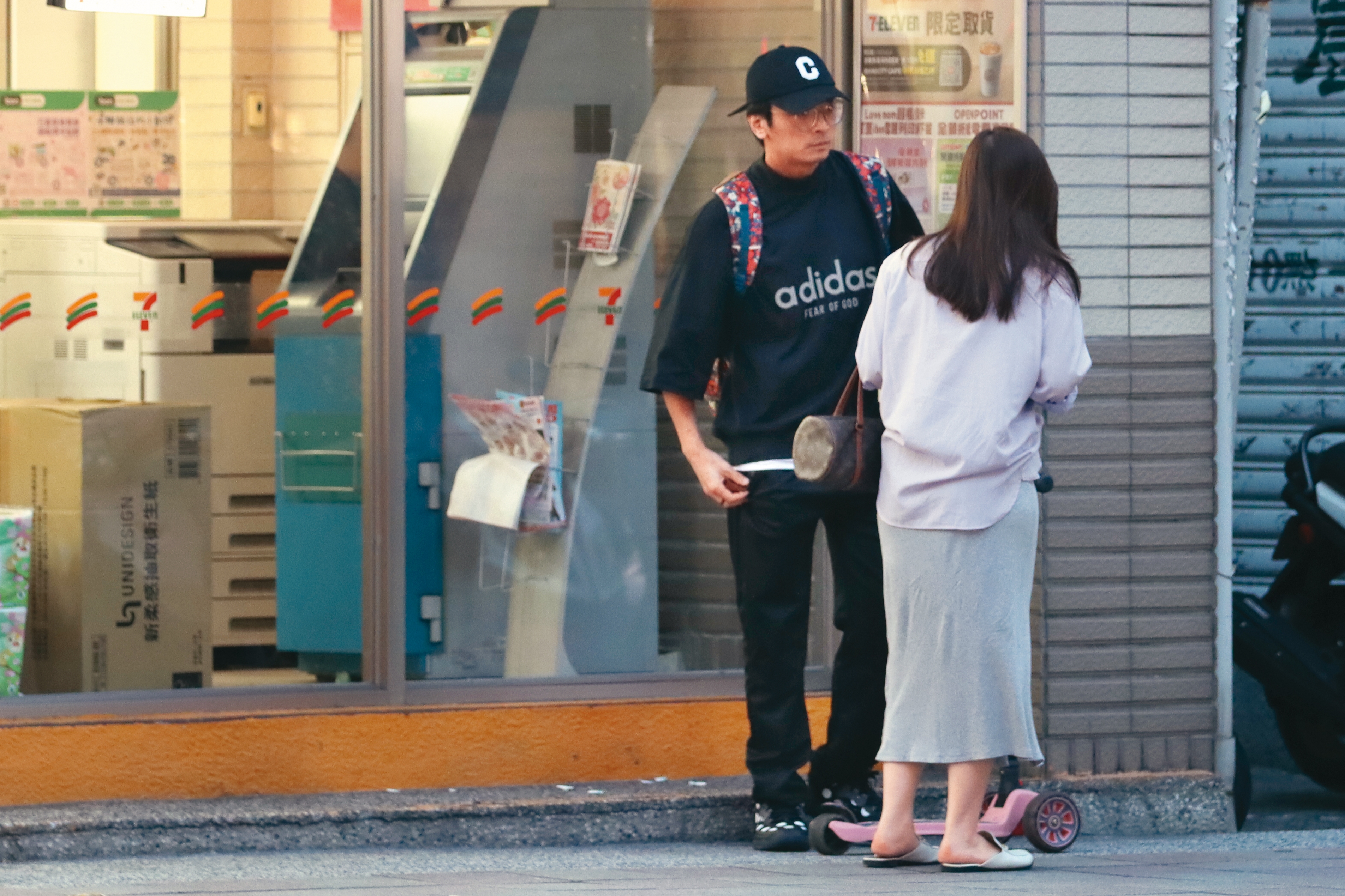 18:33 進便利商店時,Toro與女伴很像老夫老妻各自行動。