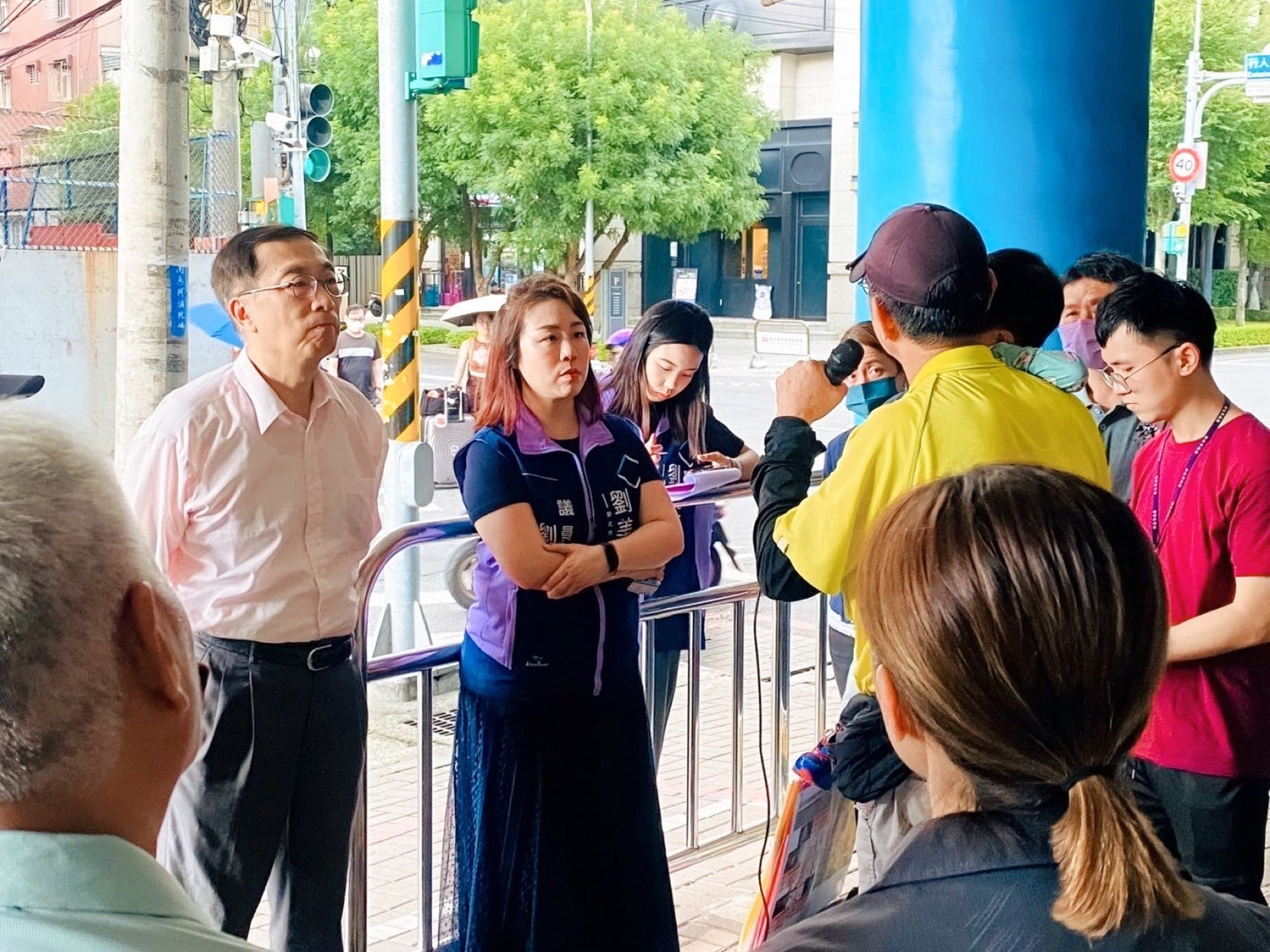 強降雨造成新北板橋浮洲地區水淹半個輪胎高,新北市議員劉美芳與水利局等單位會勘,要求實質改善排水系統。(劉美芳服務處提供)