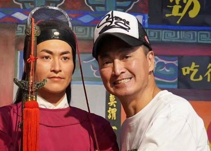 從影逾40年，何家勁的人生角色一定是「展昭」，當年紅極一時，甚至還為他製做了蠟像。（何家勁微博）