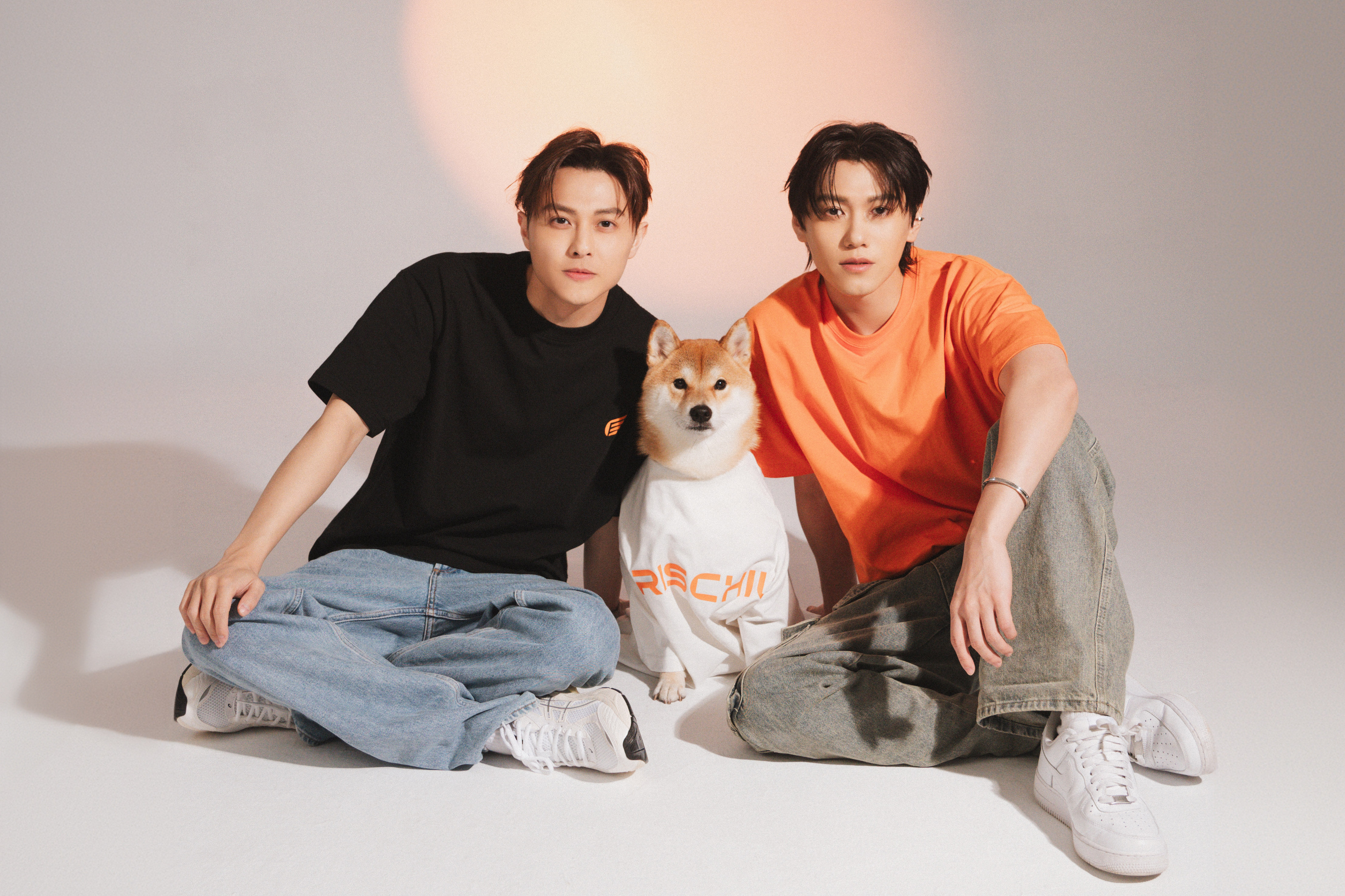 邱宇辰（右）和邱勝翊一起為自創品牌拍攝形象照。（CHRISCHIU提供）