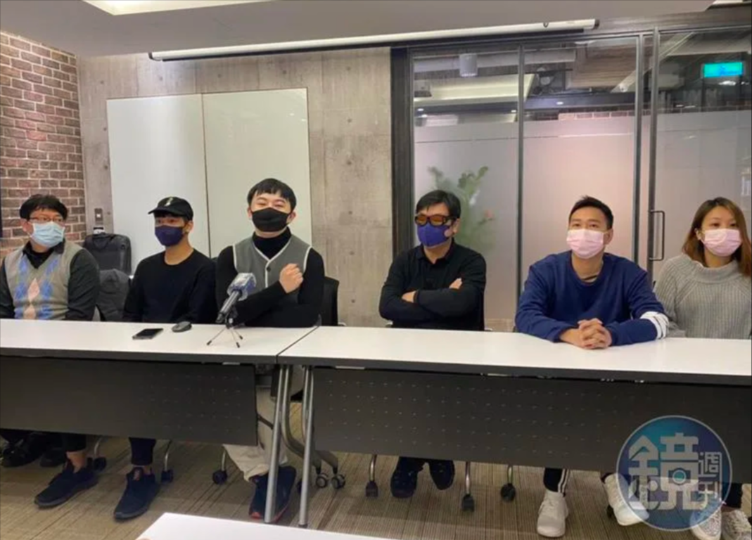 陳孝志（左三）及多名被害人遭林男詐騙，曾開記者會組自救會集體控訴。（讀者提供）