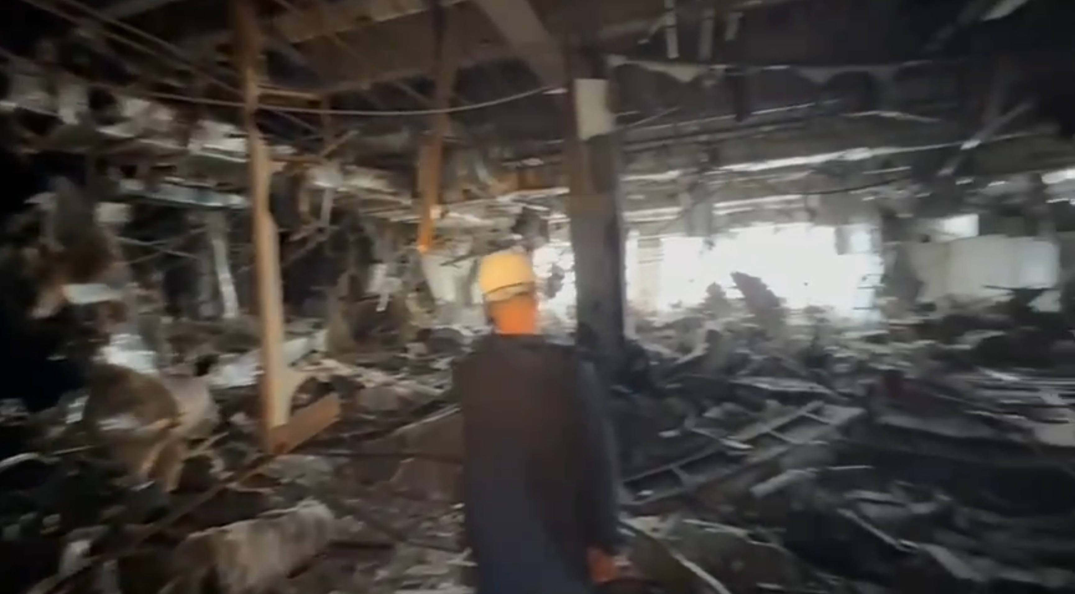 台中新光三越12樓發生爆炸造成多人死傷，現場滿目瘡痍。（讀者提供）