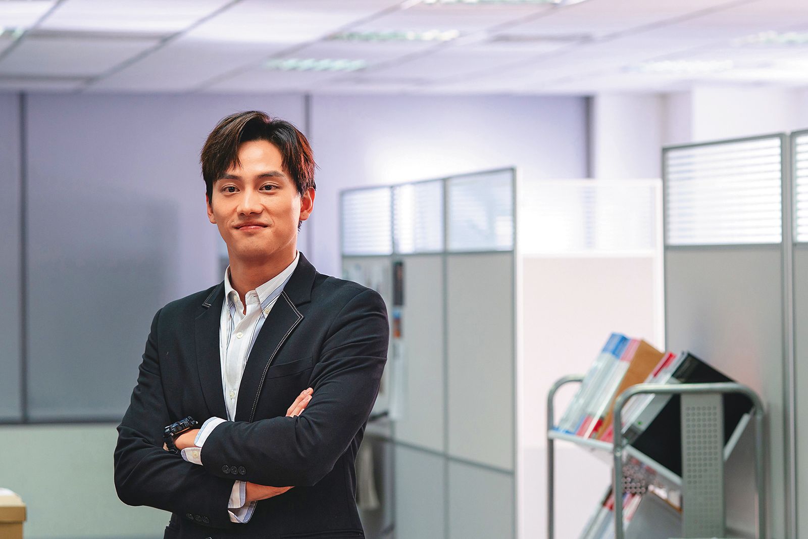 《Ｘ！又是星期一》范少勳飾演菜鳥業務，一邊工作一邊面對職場各種千奇百怪生態。（鏡文學提供）