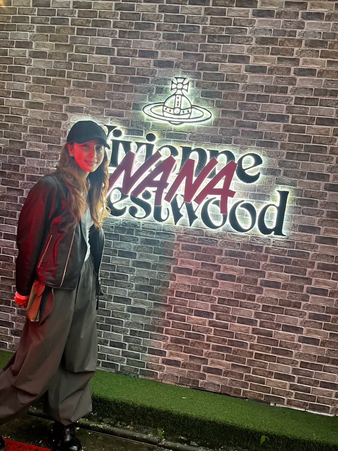 中島美嘉今(20日)晚逛了台北的Vivienne Westwood,發現想買的款式和日本一樣完售了,哭哭。(翻攝中島美嘉IG)