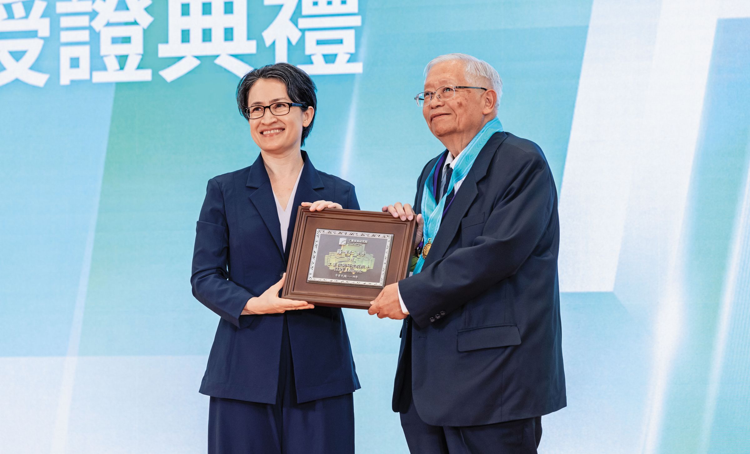 羅唯仁退休後獲頒工研院院士，副總統蕭美琴親自授證。（翻攝總統府Flickr）