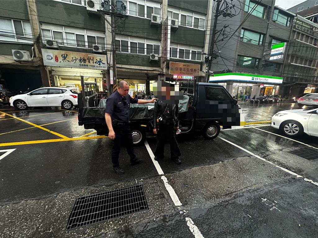 單姓男子因機車遭警方移置扣牌,竟異想天開偷走小貨車想載回機車,沒想到被警方識破,罪加一等被依竊盜罪嫌送辦。(翻攝畫面)