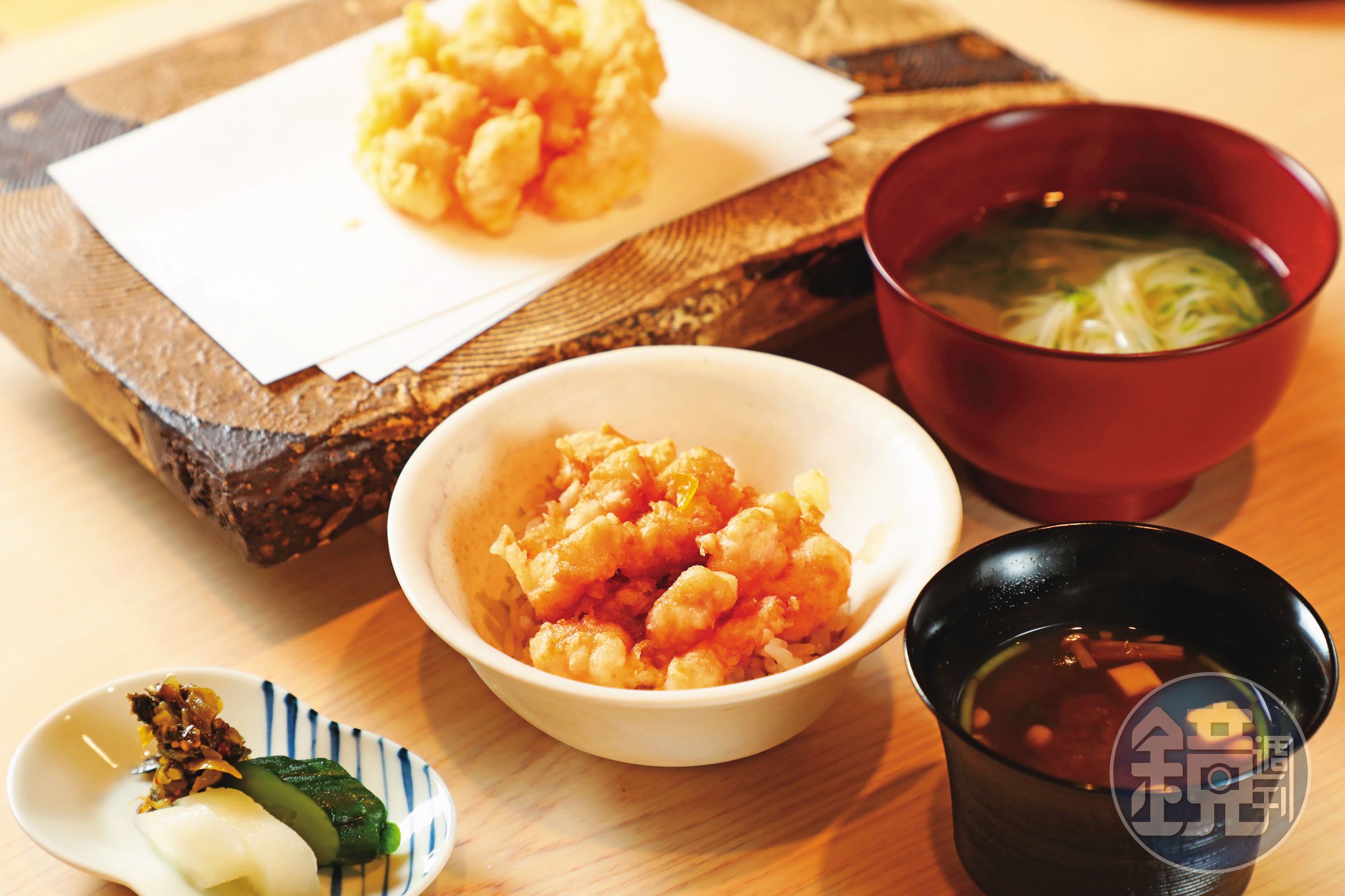 主食可選天丼或蛤蜊湯做的日本素麵,兩者皆會附一塊炸蝦仁,天丼使用的米飯是以雲井窯土鍋煮成。