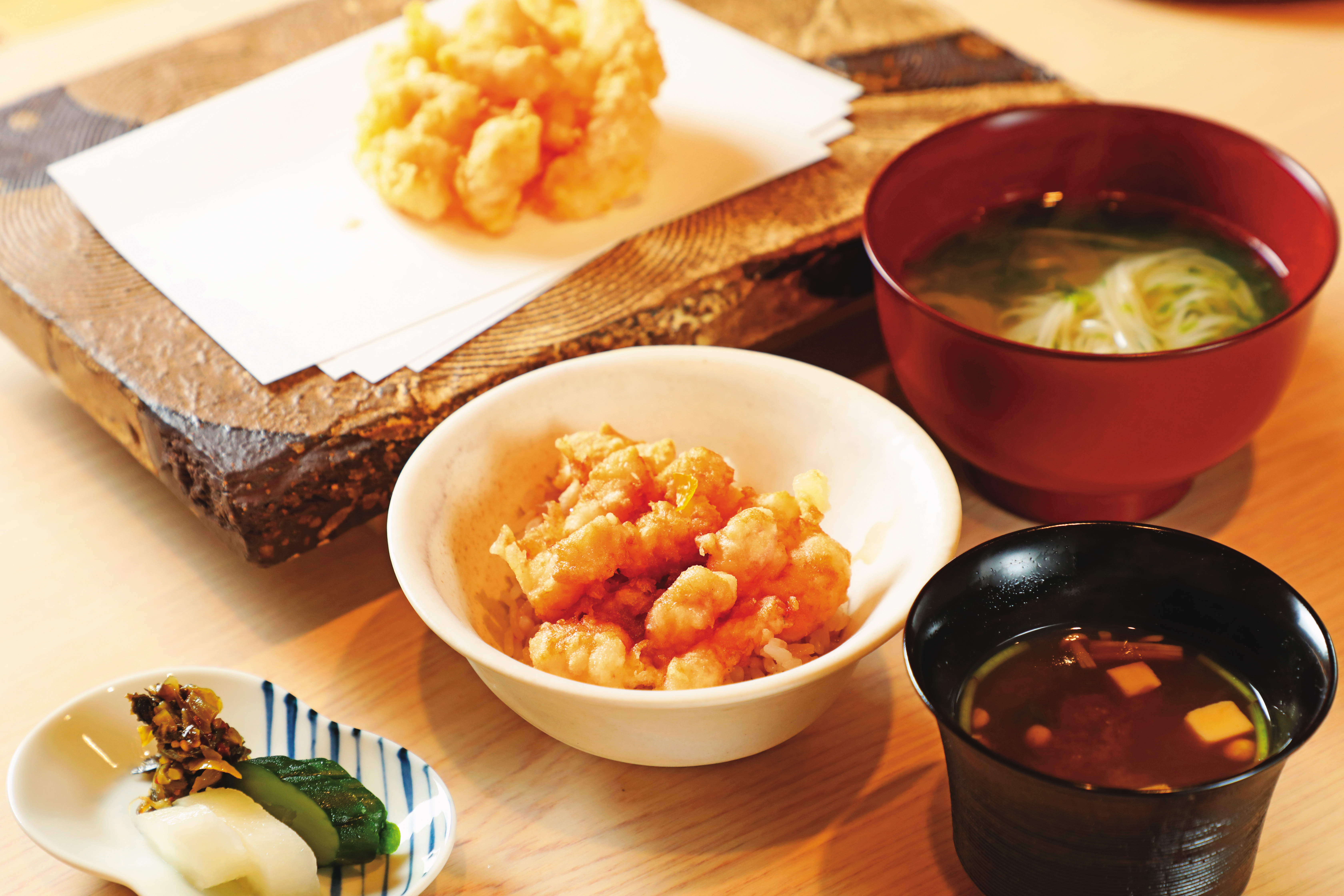 主食可選天丼或蛤蜊湯做的日本素麵，兩者皆會附一塊炸蝦仁，天丼使用的米飯是以雲井窯土鍋煮成。