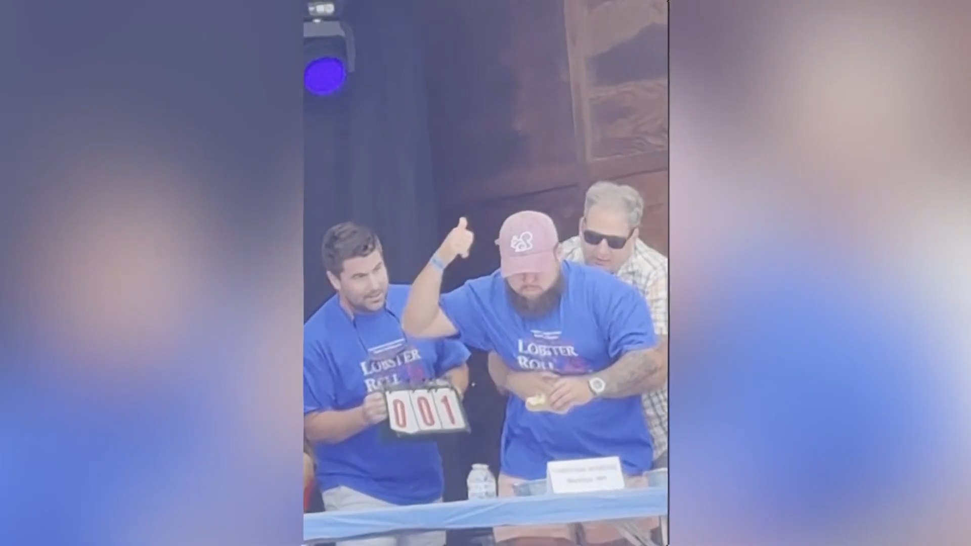 莫雷諾遭龍蝦堡噎住，幸好州長即刻救援。（翻攝美聯社影片）