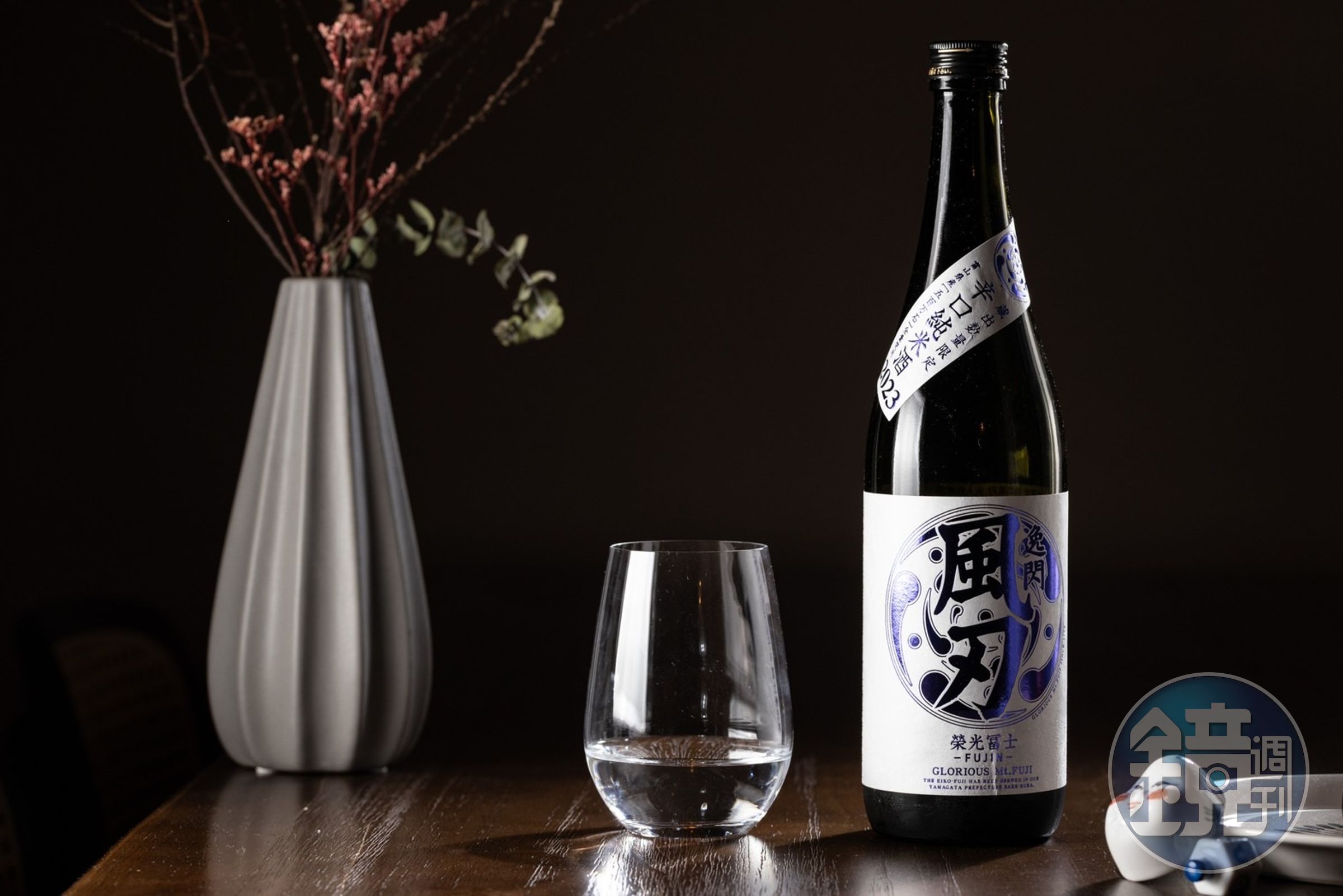 產自日本東北酒造的「榮光富士 逸閃 風刃 辛口 純米酒」酒如其名,有著爽冽乾脆的辛口感,冷熱飲皆宜。(2,180元/支)