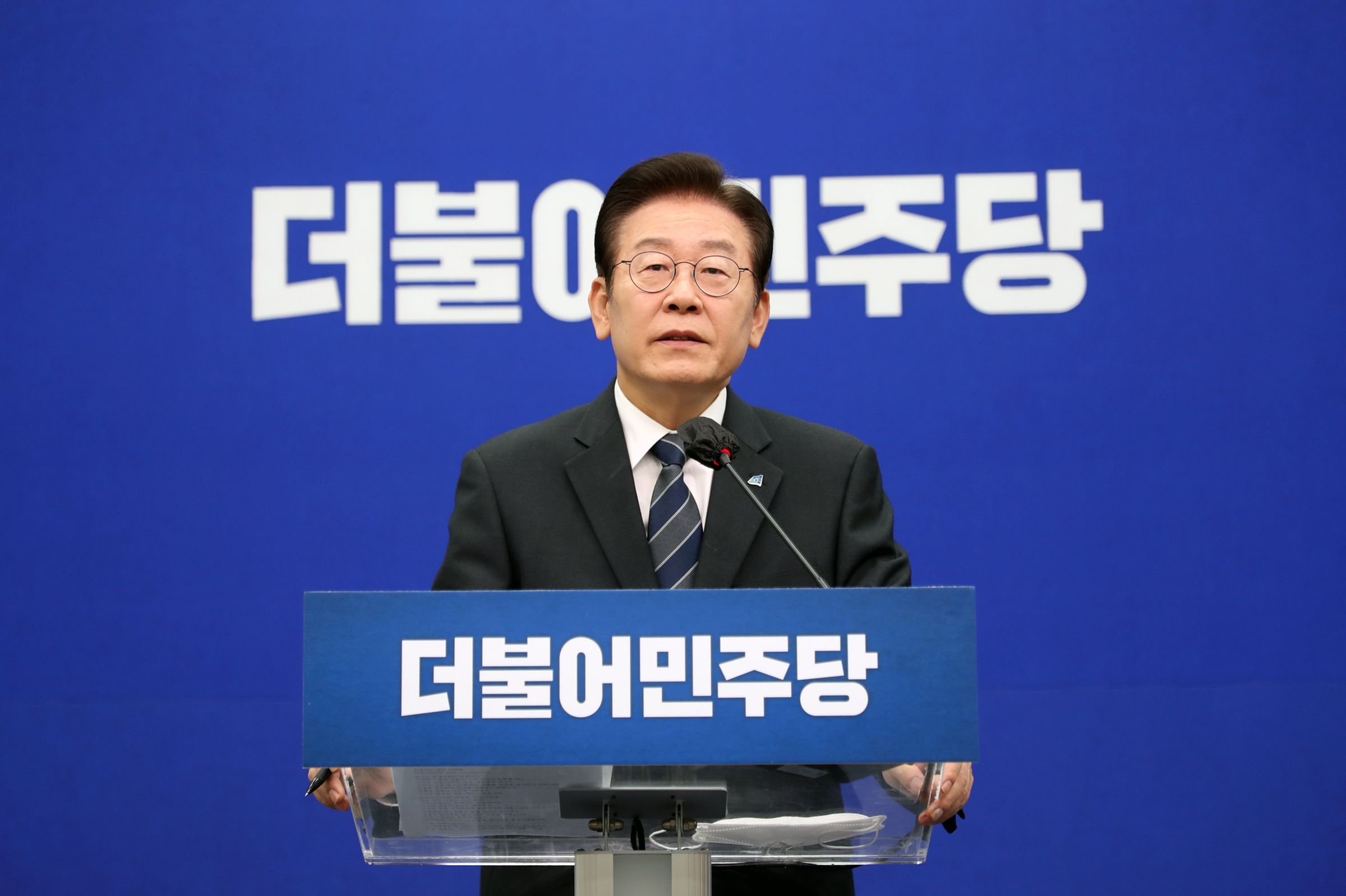 南韓最大在野共同民主黨黨魁李在明2日遇襲，所幸沒有生命危險。（翻攝自李在明臉書）