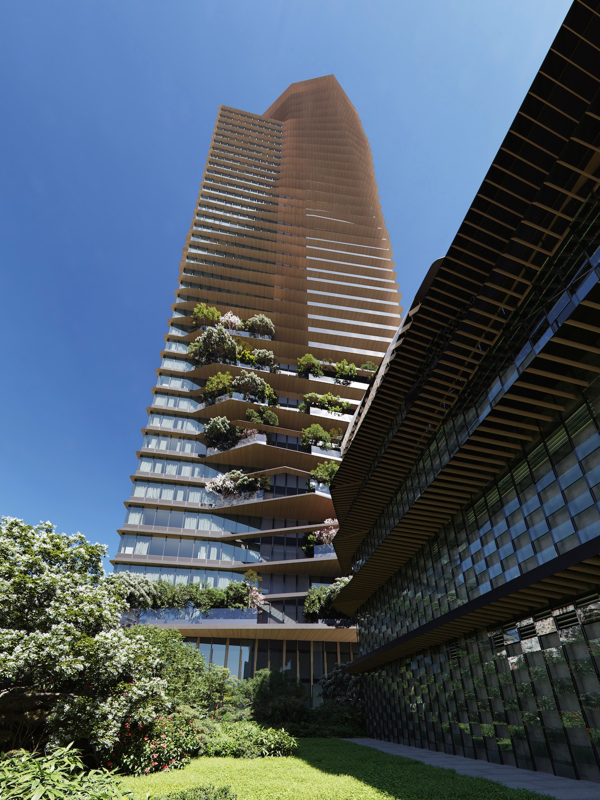 聯聚中維(Kuma Tower)建築外觀以層層堆疊的木紋簷板塑造豐富光影,同時兼具遮陽節能功能。由於每片簷板尺寸與角度皆不同,施工團隊必須逐件客製、精密安裝,光是帷幕系統便繪製超過十萬張施工圖。(聯聚建設提供)