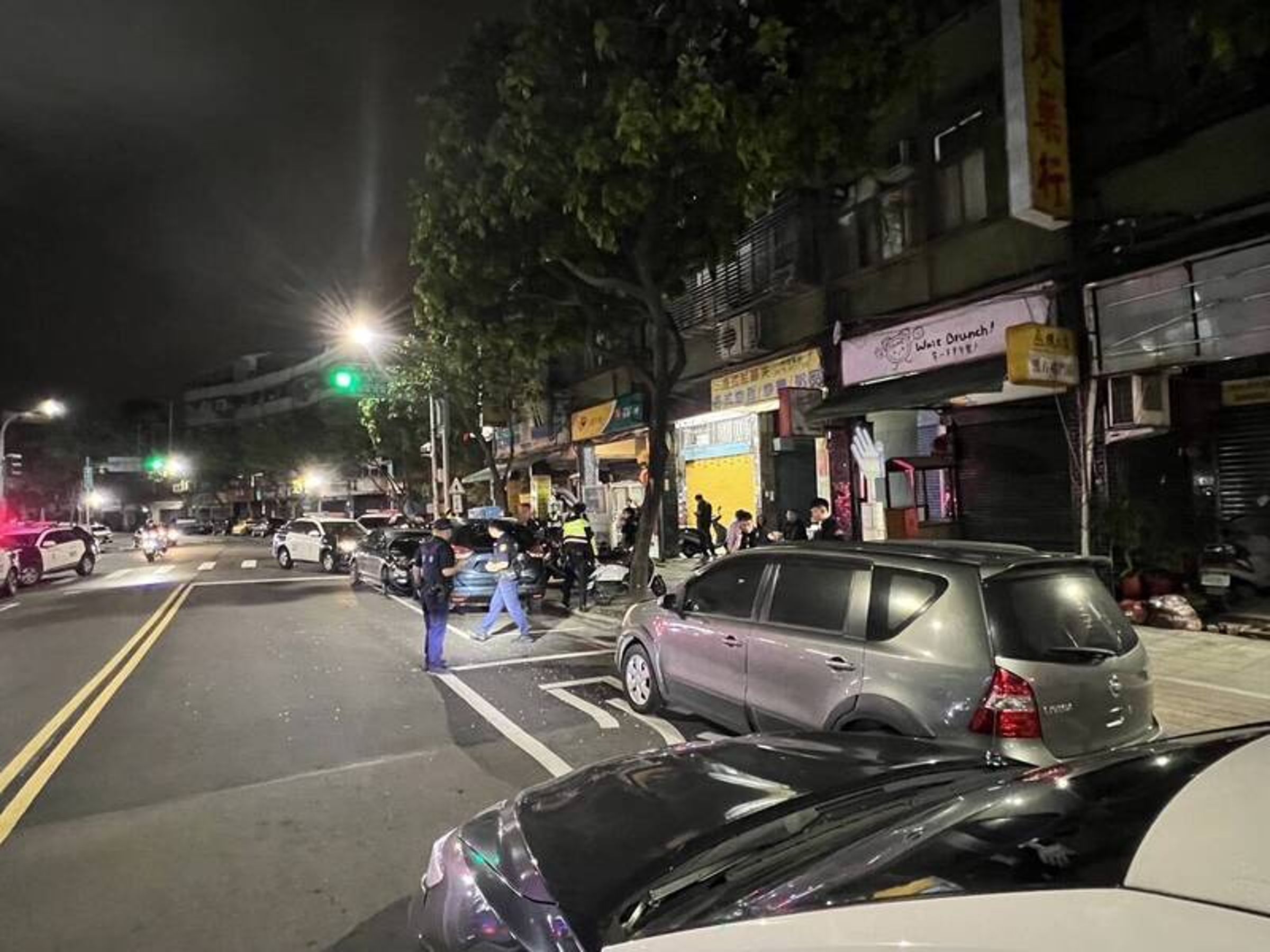 陳男最後在三重市撞擊路邊車輛，被迫棄車逃逸。（警方提供）