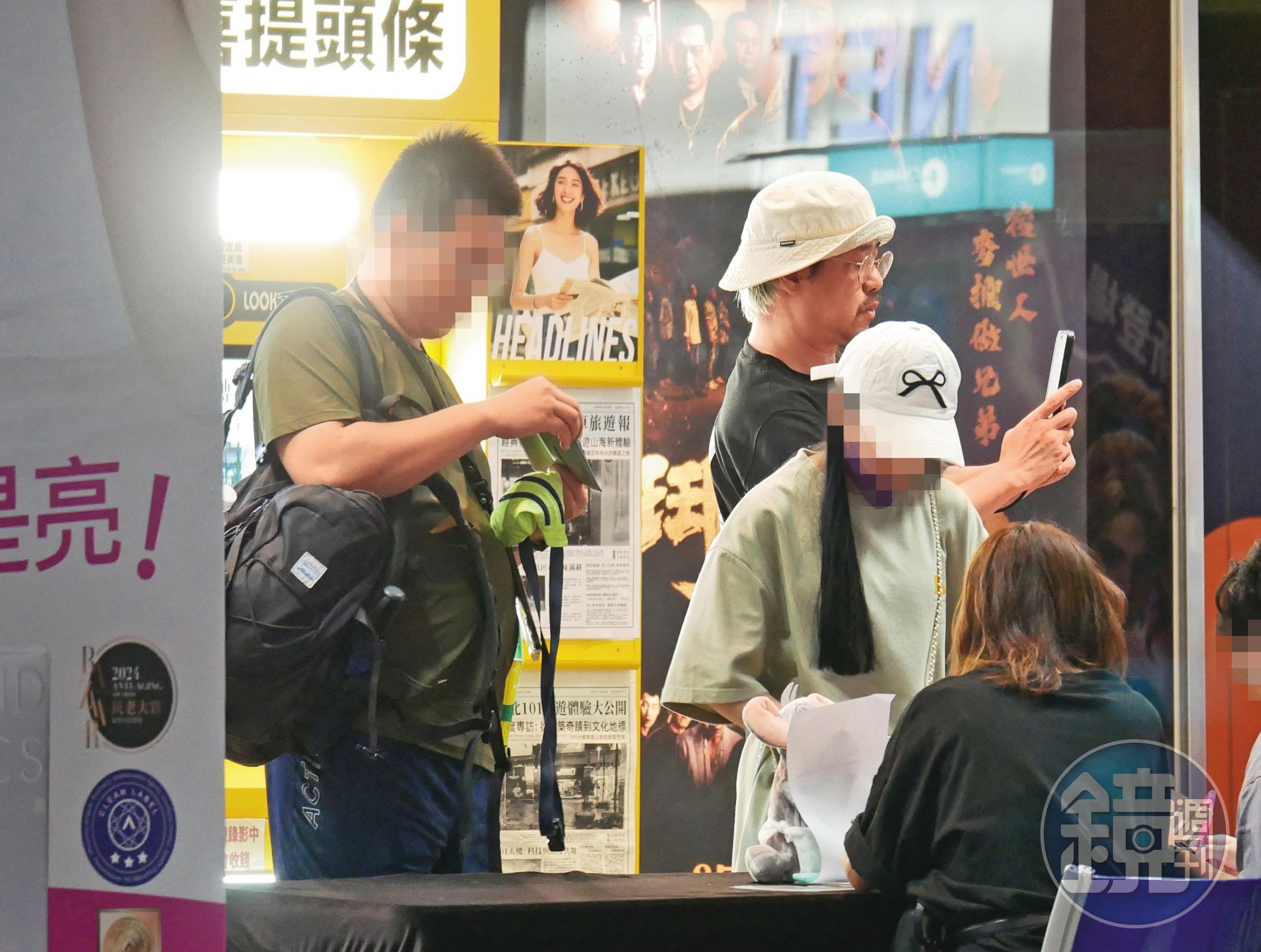 8/5 23：18深夜在影城放風的比爾賈（左二），與男助理（左一）度過相對悠閒的夜晚。