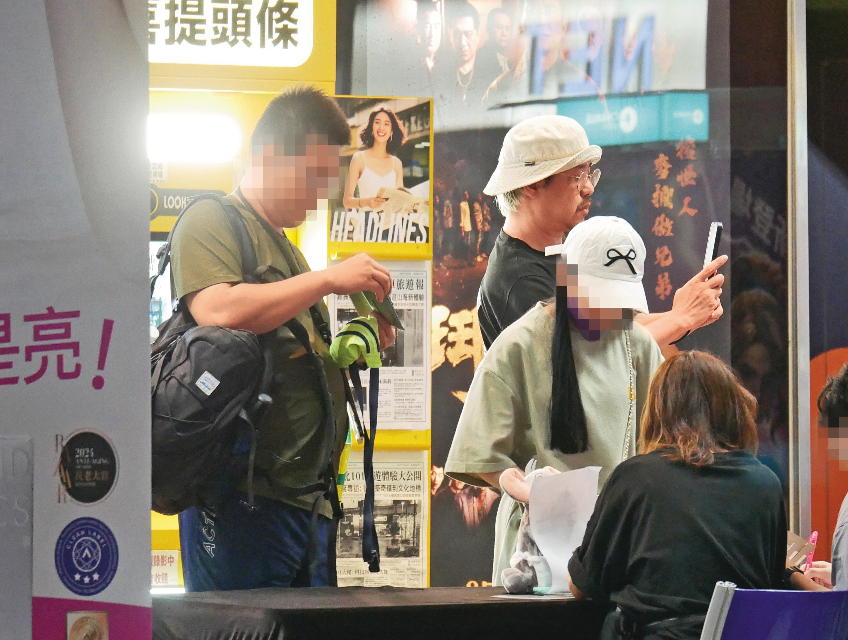 8/5 23：18深夜在影城放風的比爾賈（左二），與男助理（左一）度過相對悠閒的夜晚。