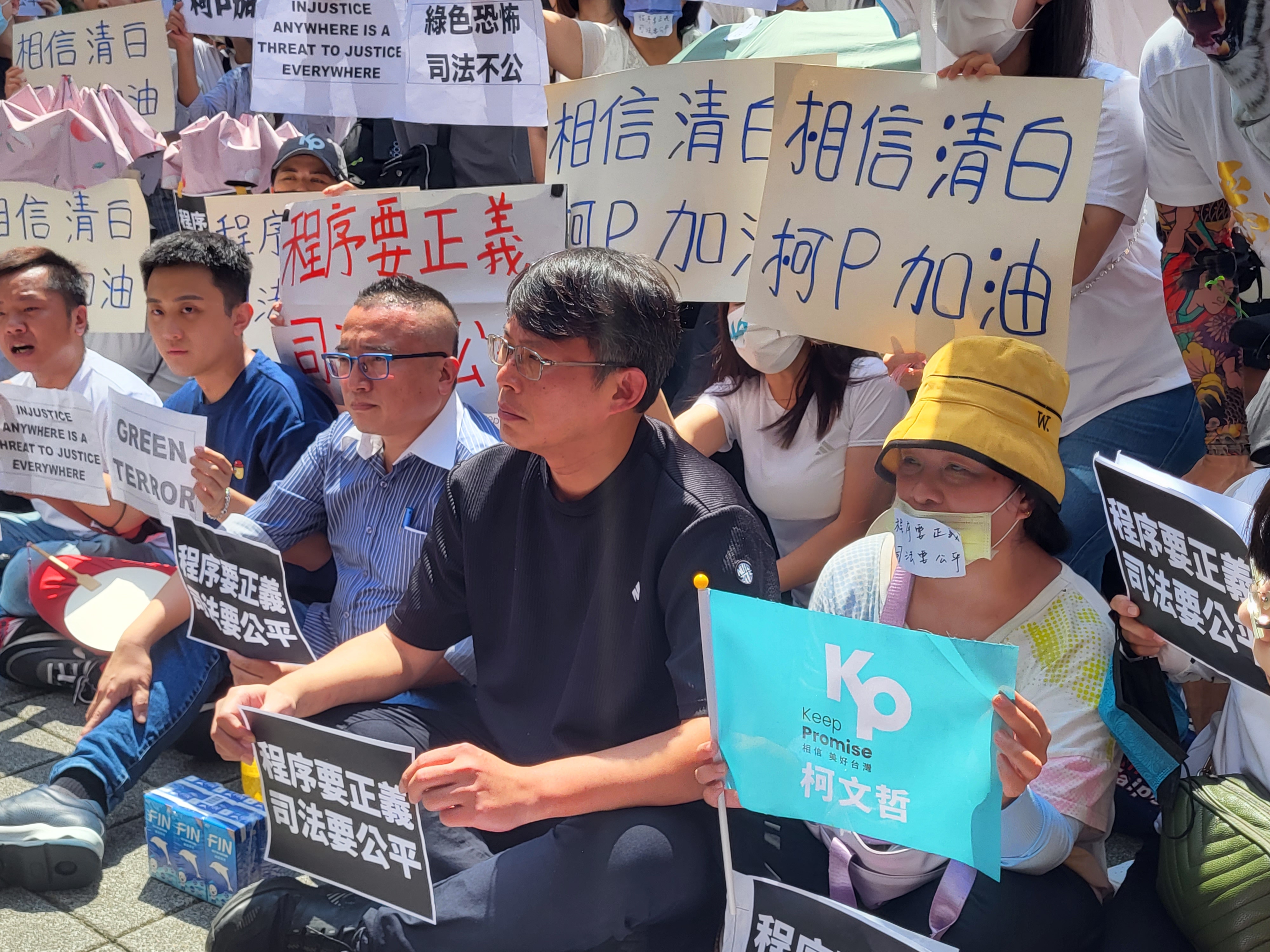 民眾黨立委黃國昌到台北地檢署聲援柯文哲。