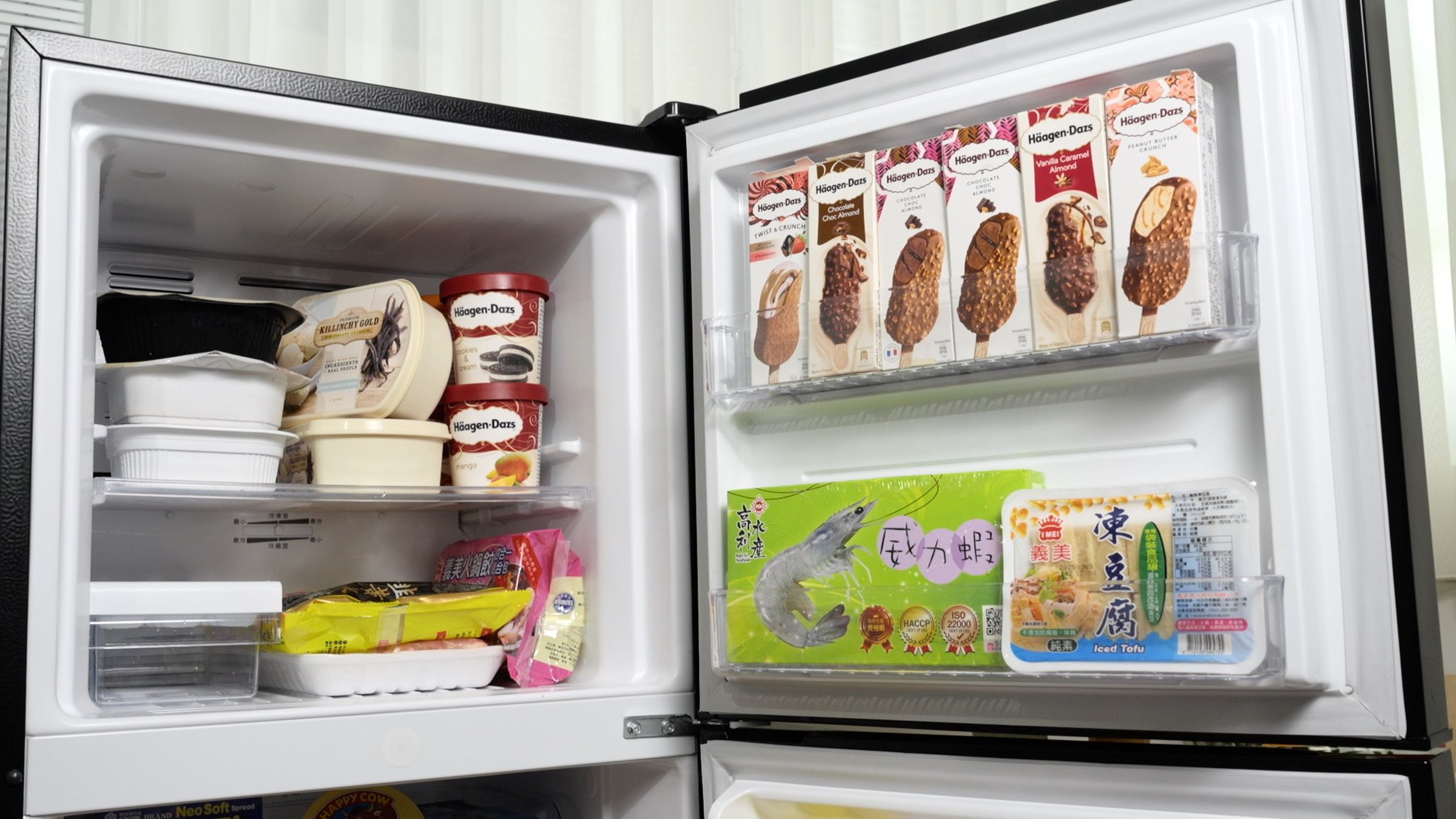 超大冷凍區容量，輕鬆收納團購、網購冷凍食品，門片置物架完美收納小包裝冰棒等美食。