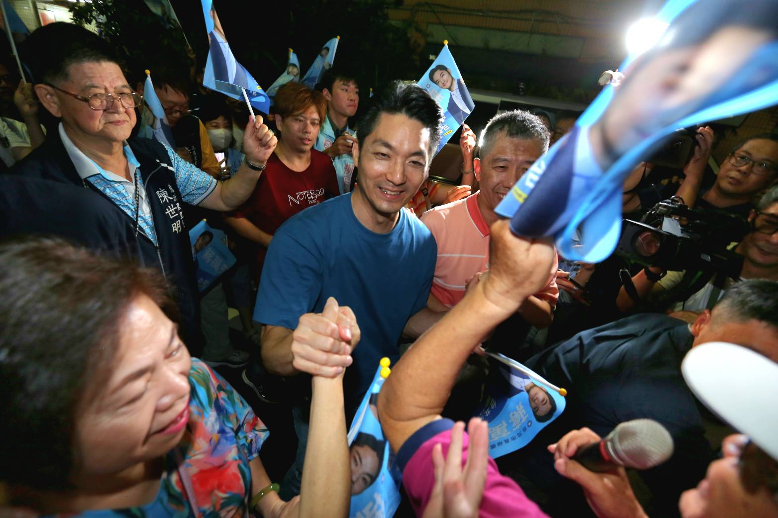 面對網友質疑3年多來都沒有講過「Taiwan」,蔣萬安出席活動時回應,強調這是謠言,「愛台灣,絕對不是民進黨的專利。」(鏡報姜永年攝)