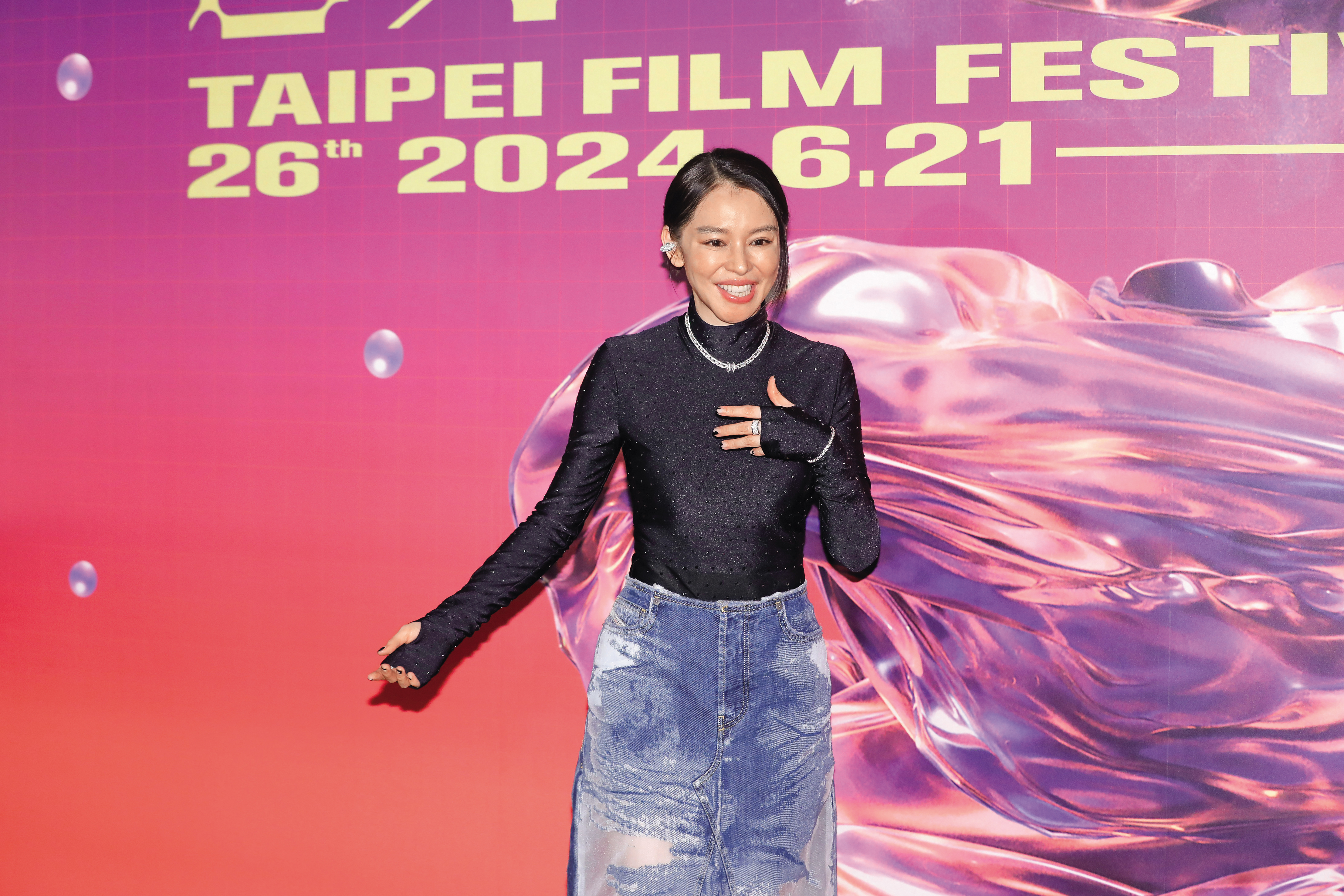 狄鶯化的徐若瑄…這件套指防曬衣，應該很多阿姨都想問在哪買？