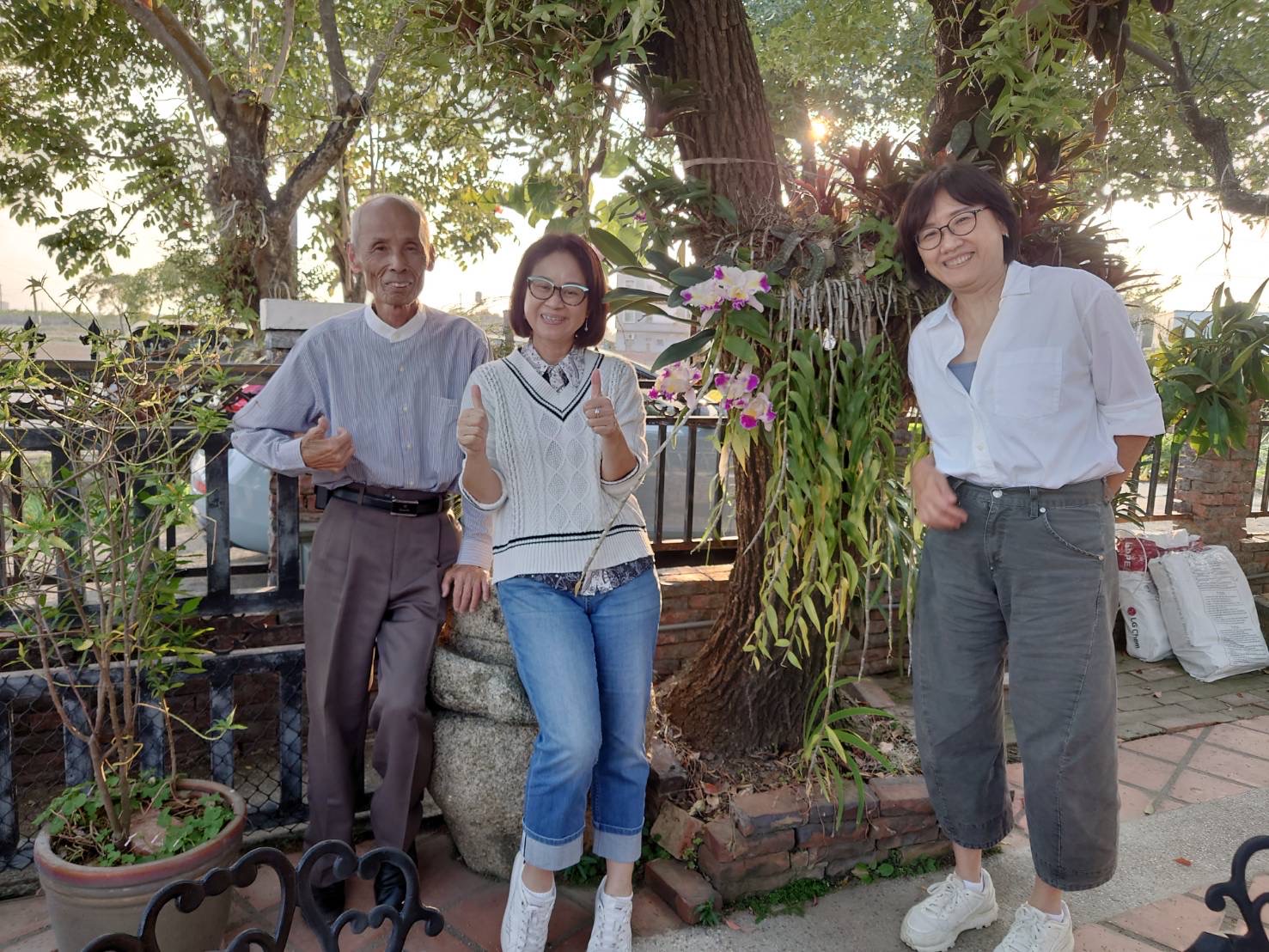 編劇溫怡惠(右起)與陳慧玲在台南田調半年,向80歲蘭花育種老師李定雄學習。(陳慧玲提供)