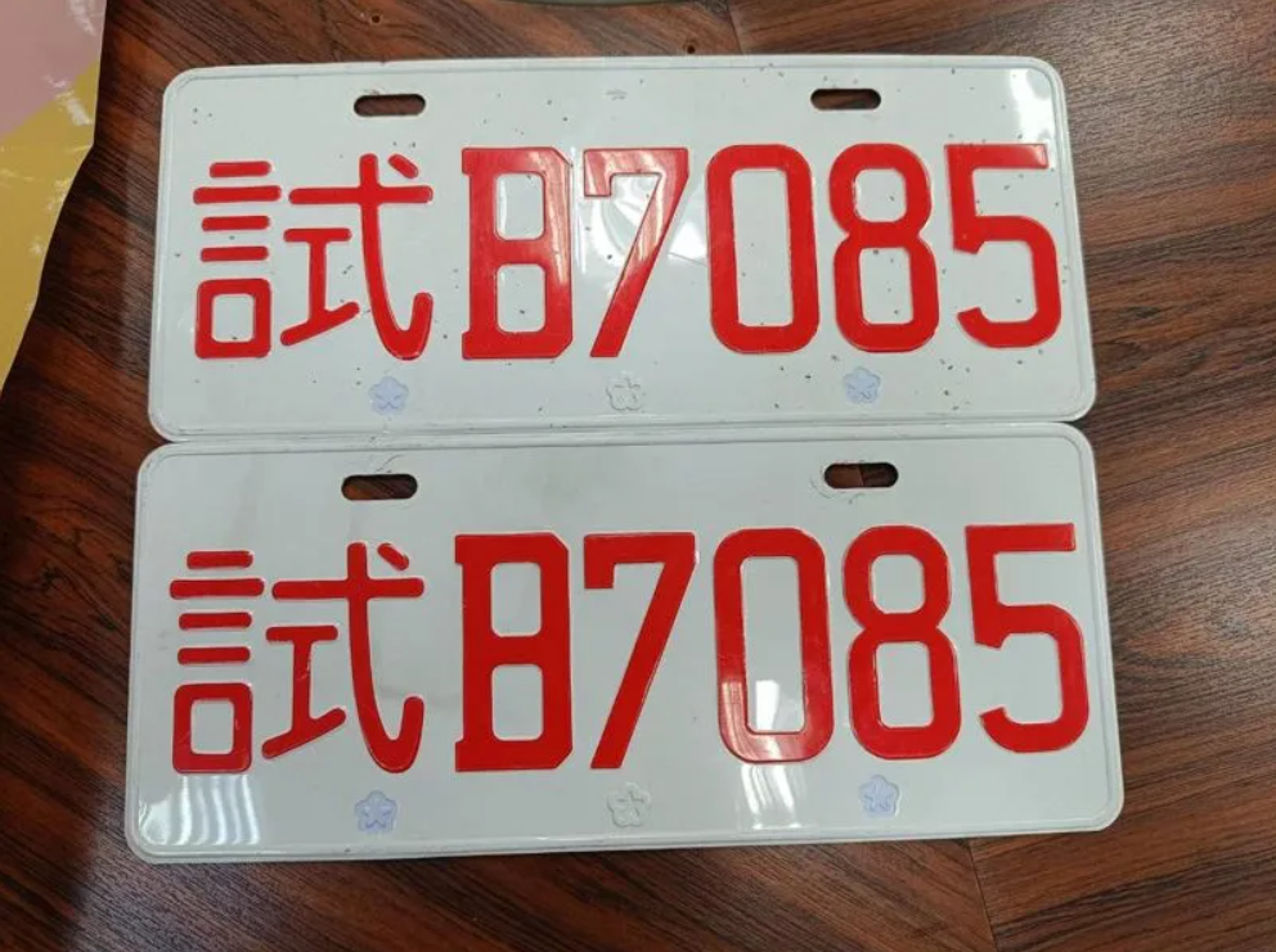 台中一間代辦業者昨日懸掛假車牌到監理所驗車，當場被監理人員識破。（台中區監理所提供）