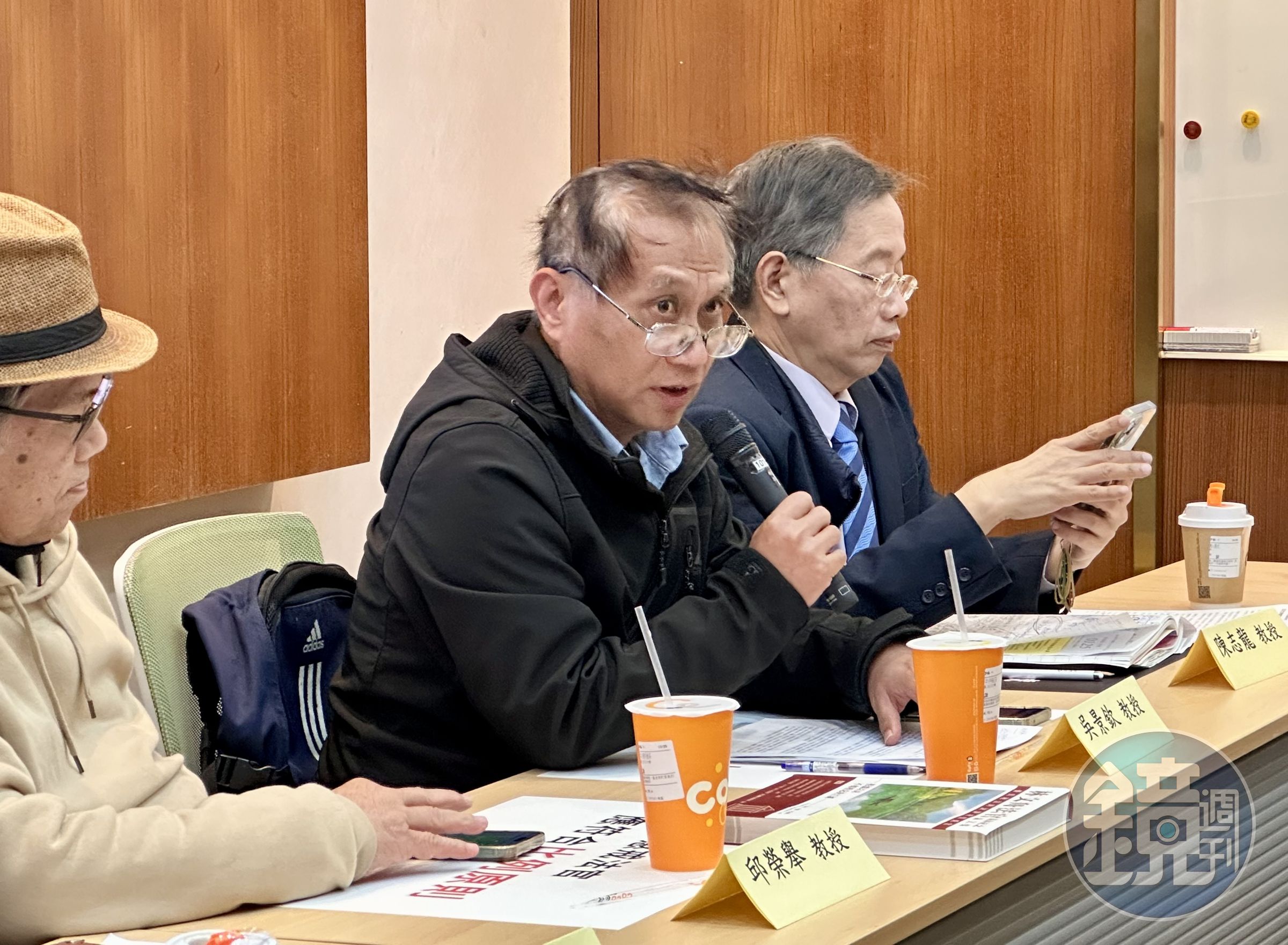 挺柯文哲無罪的真理大學法律系主任吳景欽(中)認為法官每年都應精神鑑定。