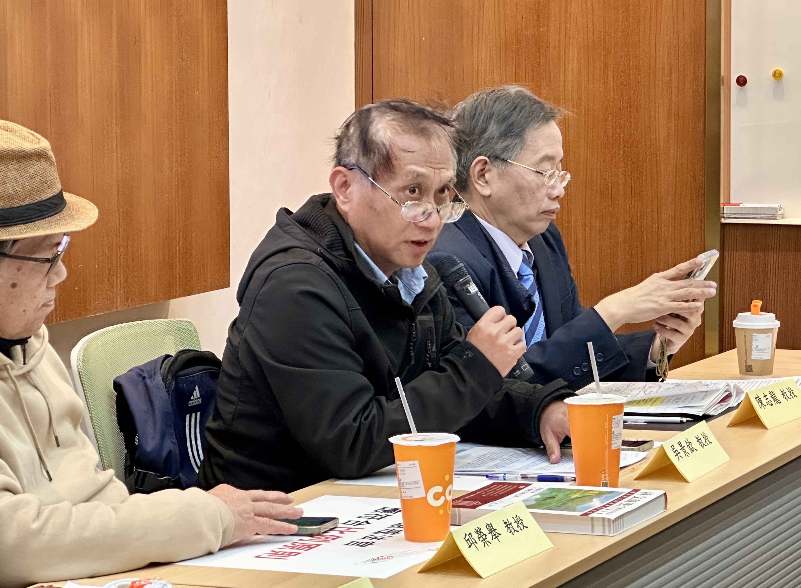 挺柯文哲無罪的真理大學法律系主任吳景欽(中)認為法官每年都應精神鑑定。