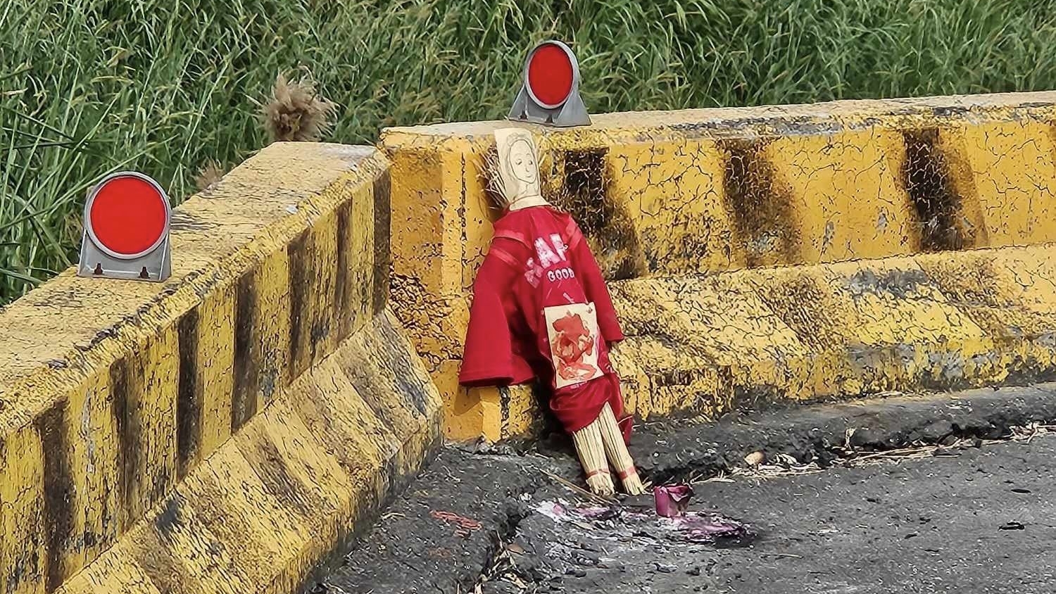 嘉義路邊出現紅衣草人，讓路過鄉親嚇壞。（翻攝自嘉義綠豆大小事臉書）