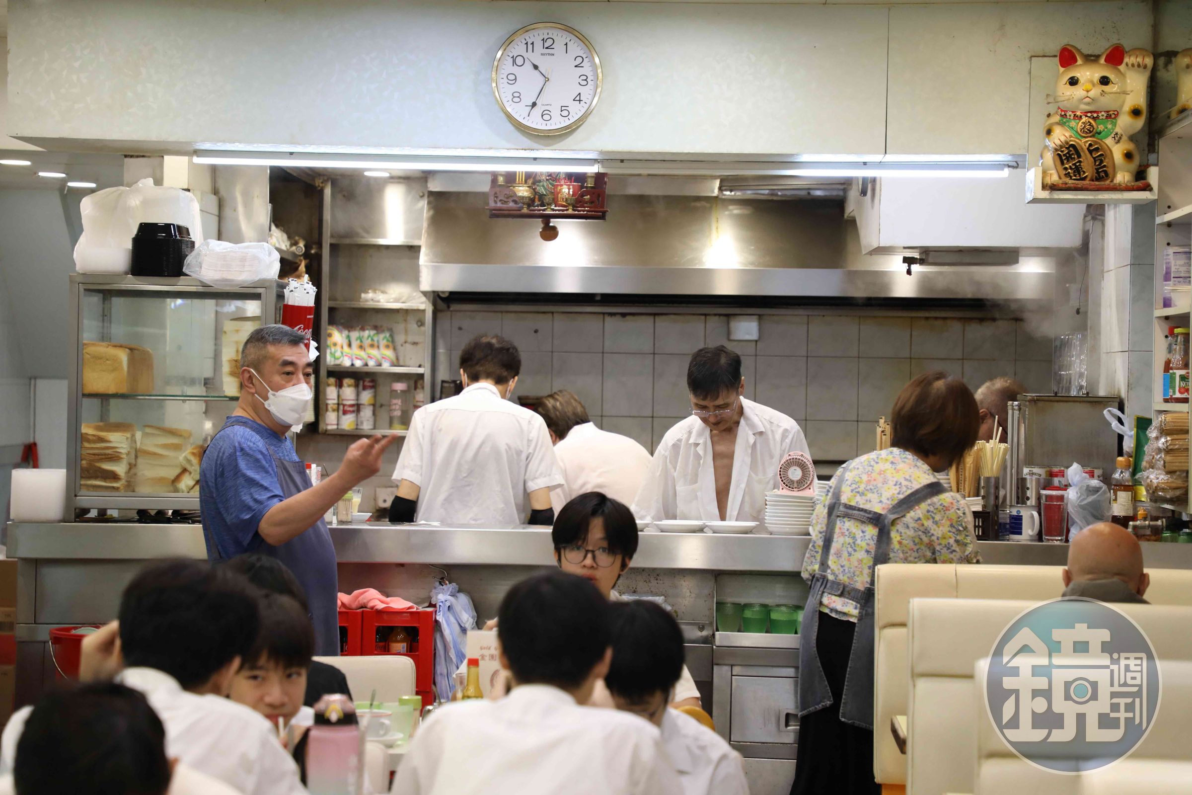 金園由原本的熟客接下經營,留下老師傅與員工延續傳統味道。