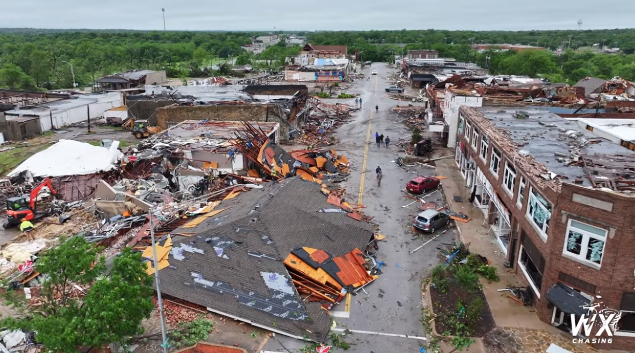 美國中部近日發生嚴重惡劣天氣，多數房屋建築夷為平地，不幸造成5人罹難。（翻攝自WXChasing YouTuBe）