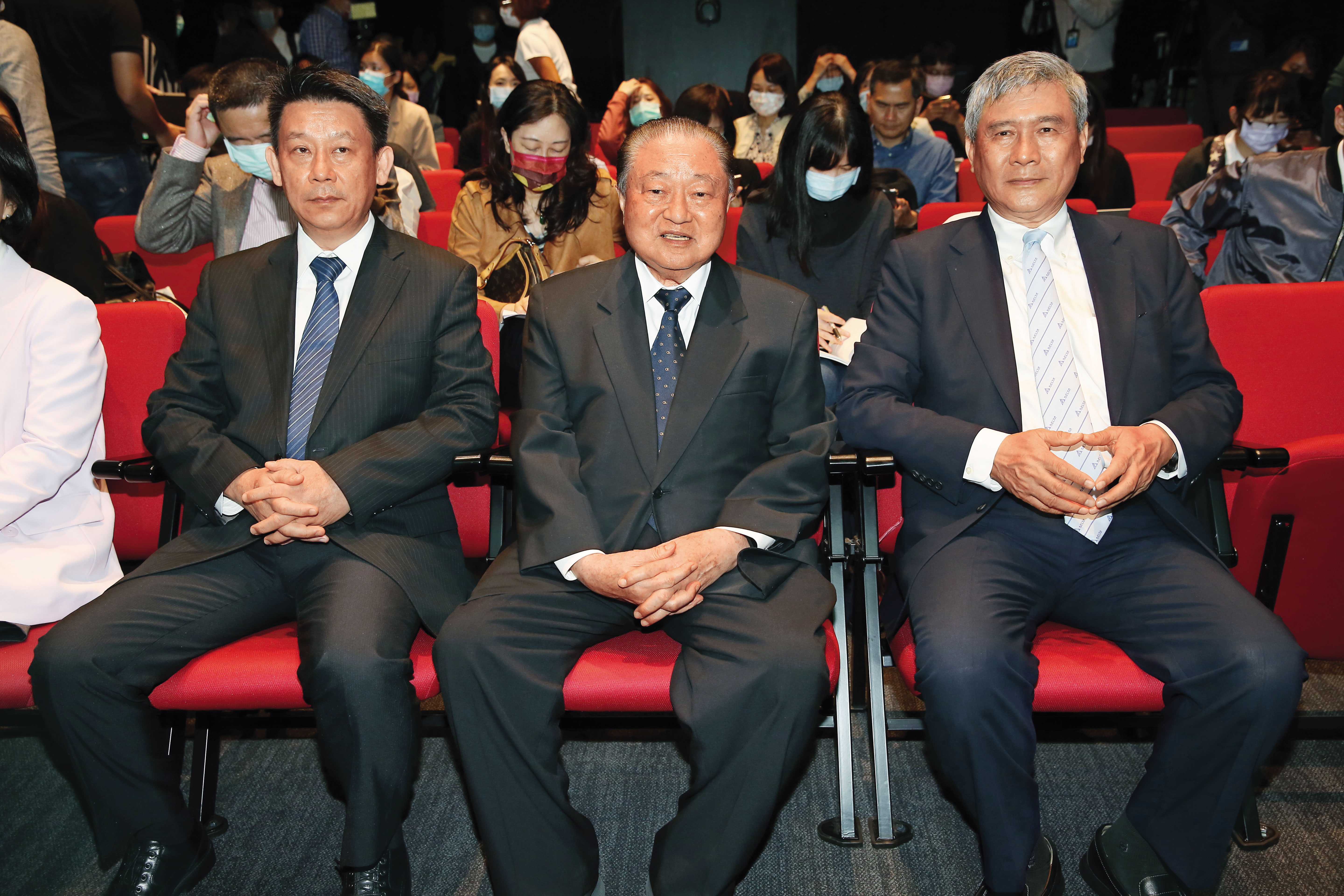 台達電創辦人鄭崇華（中）自認是嚴格父親，由專業經理人海英俊（右）輔佐鄭平（左）接班。