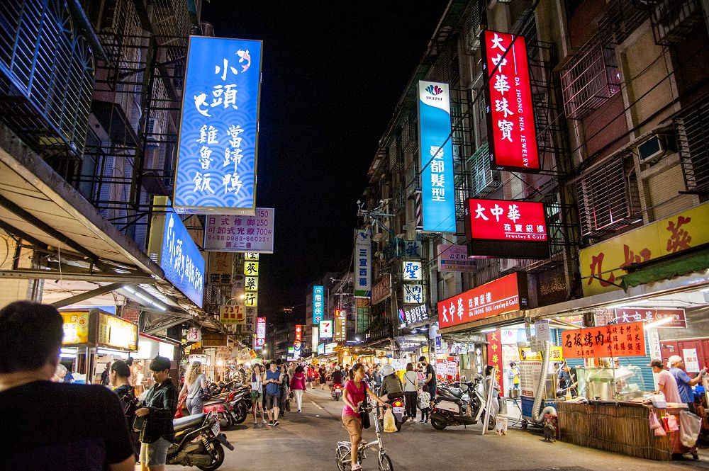 位於台北市內湖商圈附近一間人氣平價牛排館，因外牆招牌和冷氣機，遭二樓住戶提告，法官判牛排館敗訴，需拆除回復原狀，圖為內湖737商圈。（翻攝自台北市商業處官網）