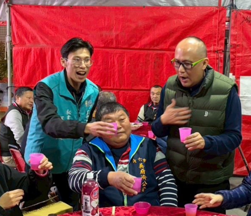 國民黨籍現任縣議員王又民（右）涉入光電貪污弊案，其子王竣毅（左）欲爭取民眾黨提名參選議員。（翻攝自王竣毅臉書）