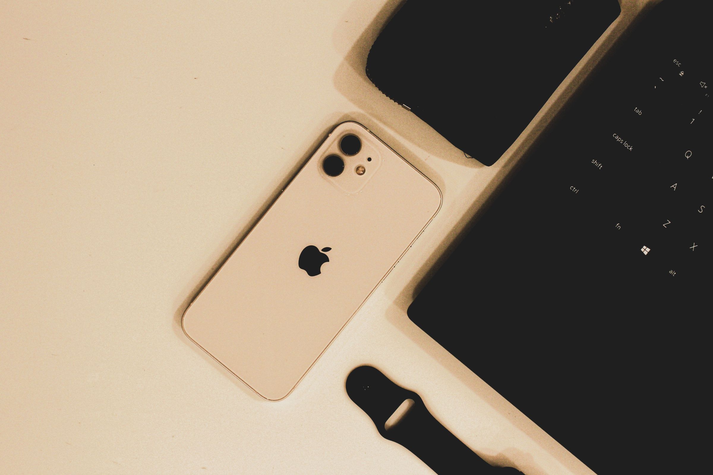 蘋果正式發布全新作業系統iOS 27.0，有鄉民將5年前iPhone 13 mini更新後，發現使用起來變超順，「看來再戰3年應該沒問題」。（示意圖，取自pexels）