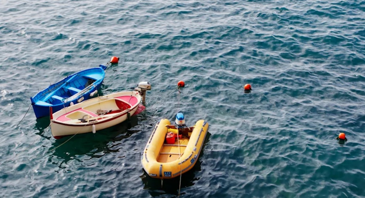 一名中國男子異想天開，竟以網購的「橡皮艇」帶著17歲兒子偷渡來台。（示意圖，Pexels）