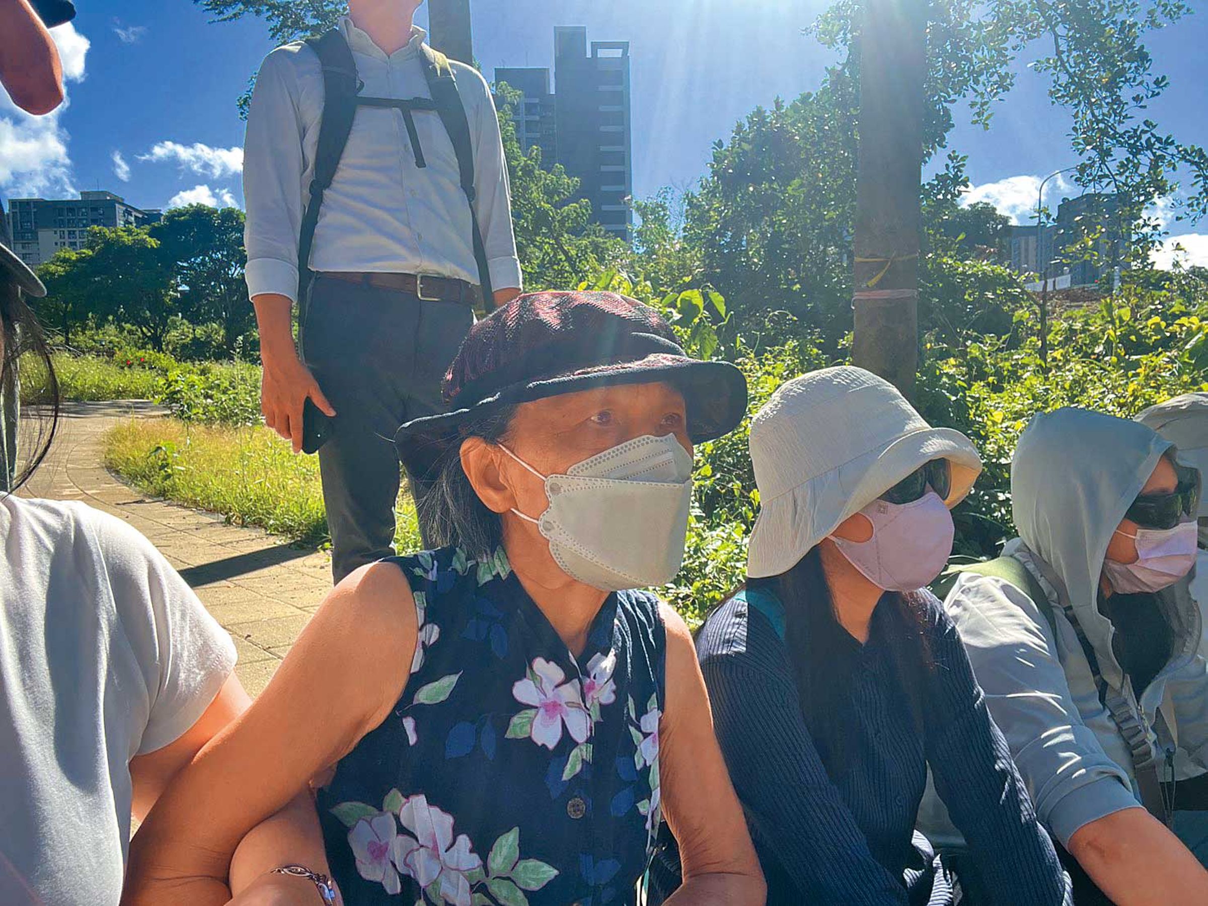 鄭丞芳（左）與夥伴手勾手護樹。（自救會成員林佳瑋提供）