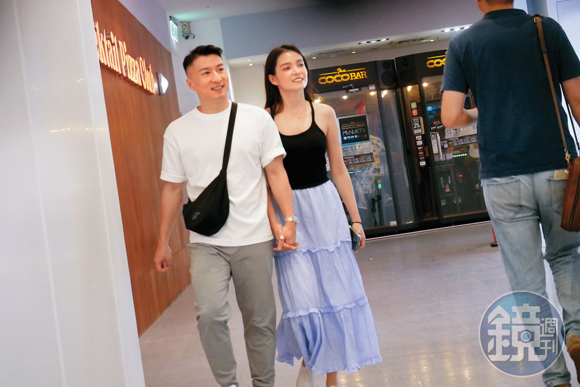 6/15 15:17 韓笙笙(右)與新婚1年的夫婿保羅哥(左)走到哪都十指緊扣,現在看來男方比拍婚紗照時多了「幸福肥」。