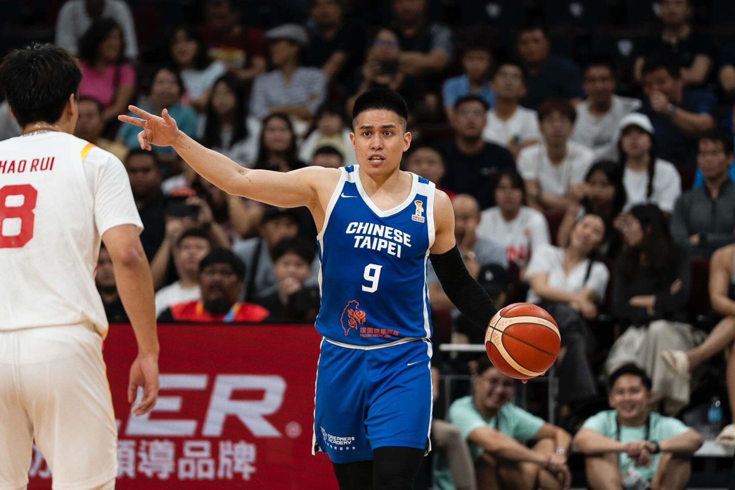 陳盈駿在IG發限動指籃協「在選手拼命比賽的時候,發出與事實不符的聲明」。(翻攝自IG@raychen09)