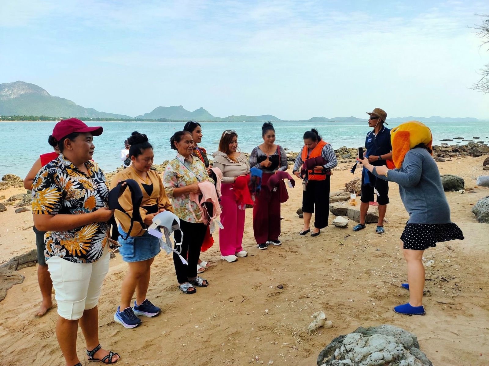 當地信徒在「Koh Nom Sao（少女雙乳島）」向女神獻上胸罩，感謝她實現戀愛願望。（翻攝自ผึ้งสัญจร）