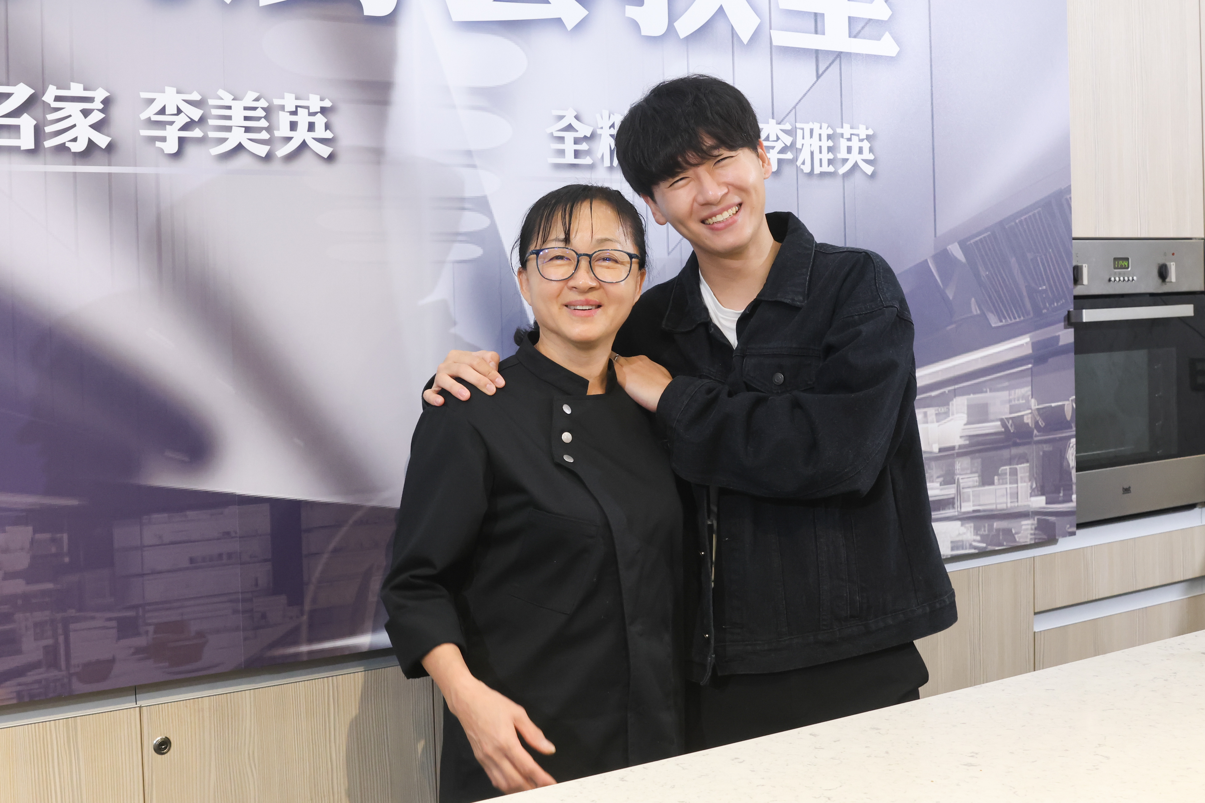 讓「學餐名家」李美英廚師被大家認識的推手，就是她的兒子NAROO，一路陪在身邊用攝影機記錄。