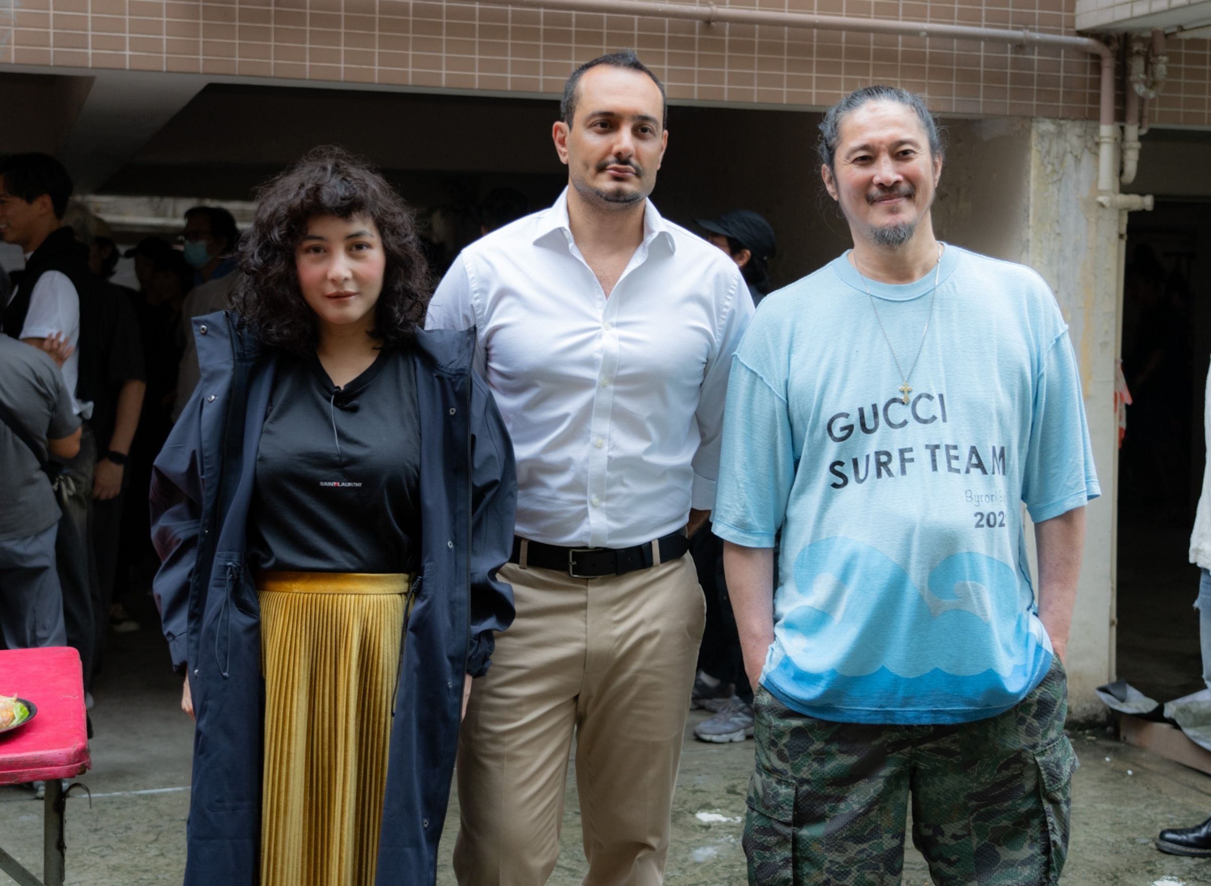 何超儀(左)在新片《拾荒法師》力捧自家新演員Iman(中),他真實身分是何超儀老公陳子聰(右)的私人醫師。(852Films提供)