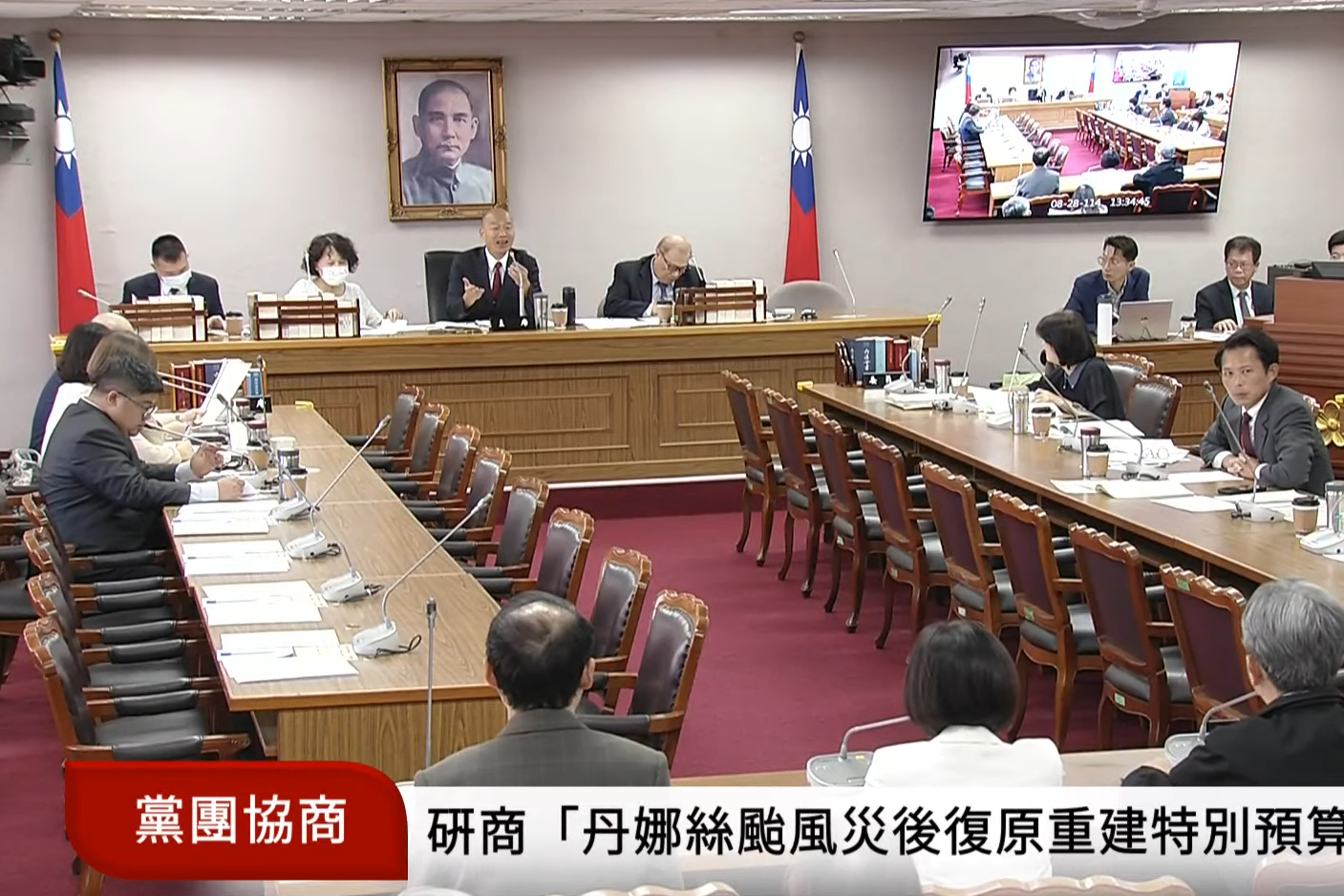 立院今日召開黨團協商討論600億元「中央政府丹娜絲颱風及七二八豪雨災後復原重建特別預算案」，柯建銘與黃國昌難得互相讓步，讓韓國瑜相當訝異。（翻攝自國會頻道YT）