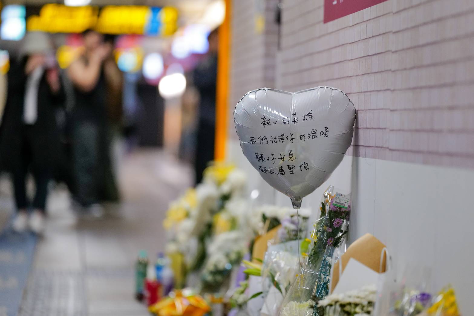 許多民眾到北車誠品南西店前獻花，向余家昶致敬。（鏡報杭大鵬攝）