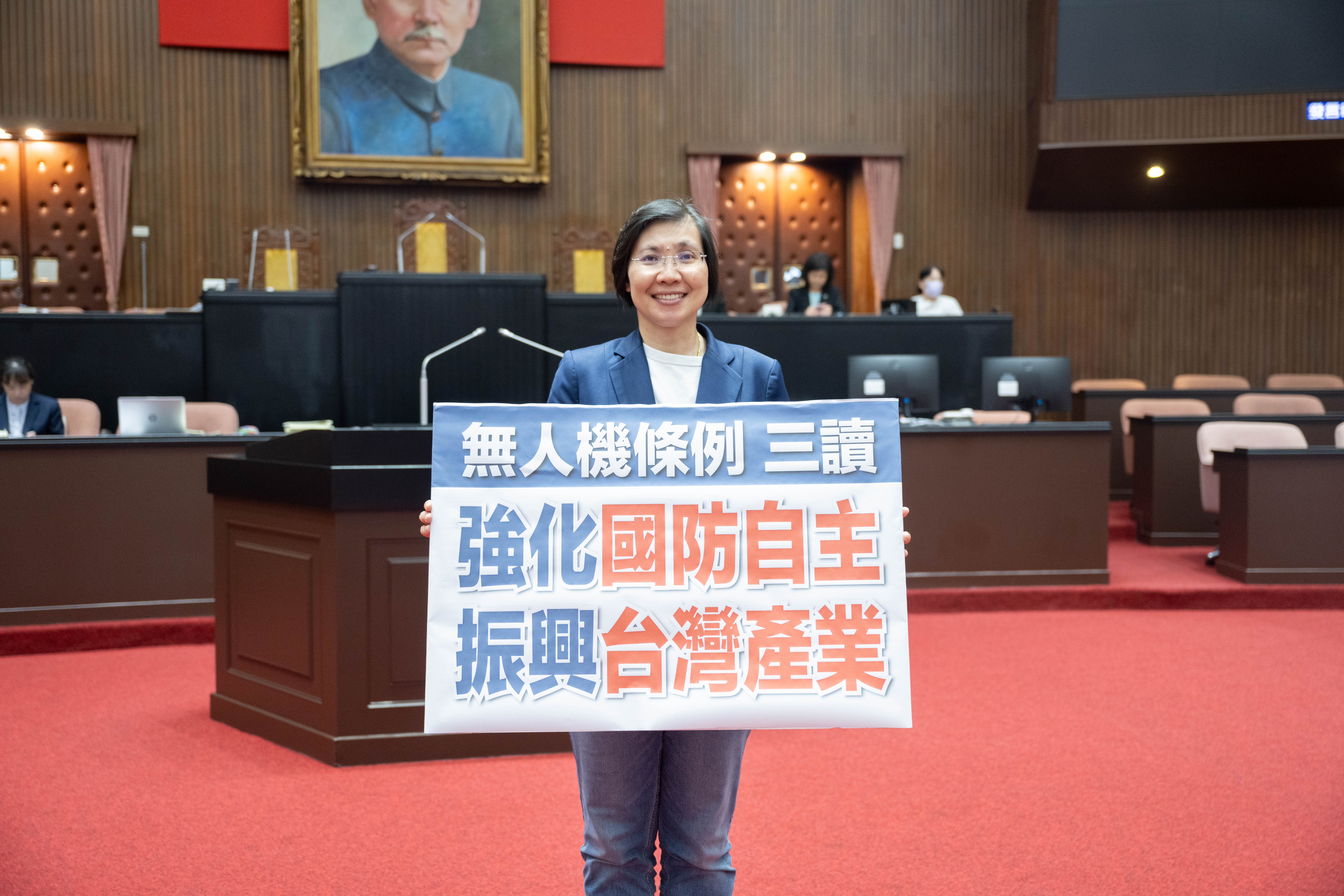 立法院三讀通過無人載具發展條例,國民黨新竹縣長參選人、立委徐欣瑩表示,無人機產業將帶動新竹科技再升級。(徐欣瑩辦公室提供)