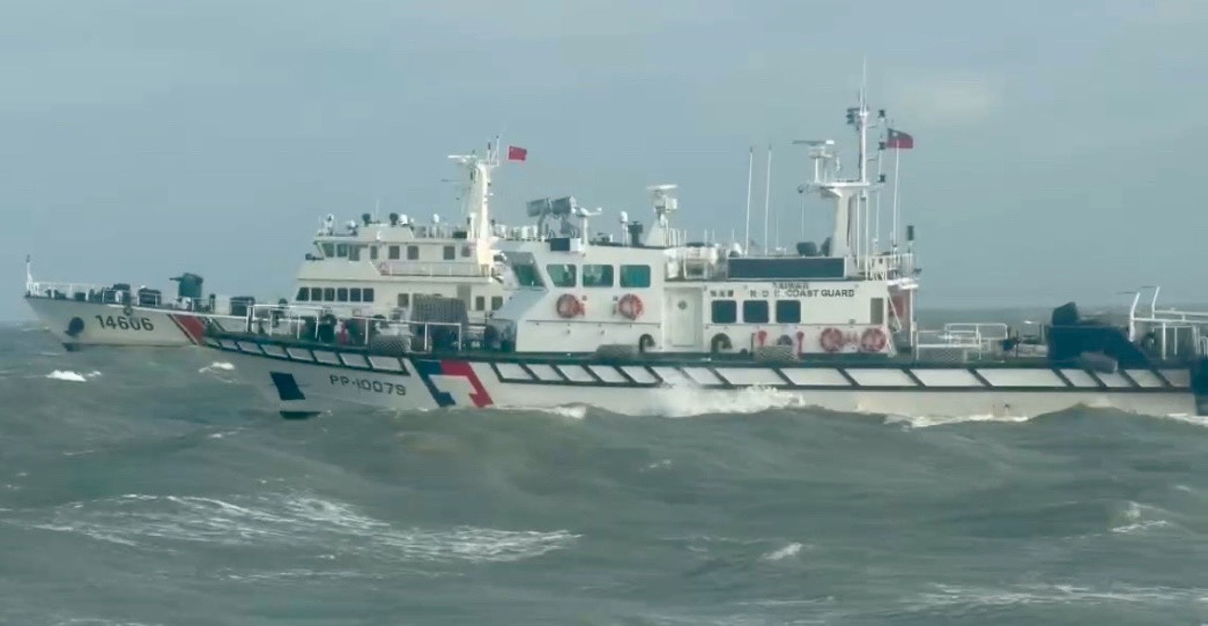 中國海警船又闖金門限制水域,海巡一對一併航強勢驅離。(翻攝自金門海巡隊官網)